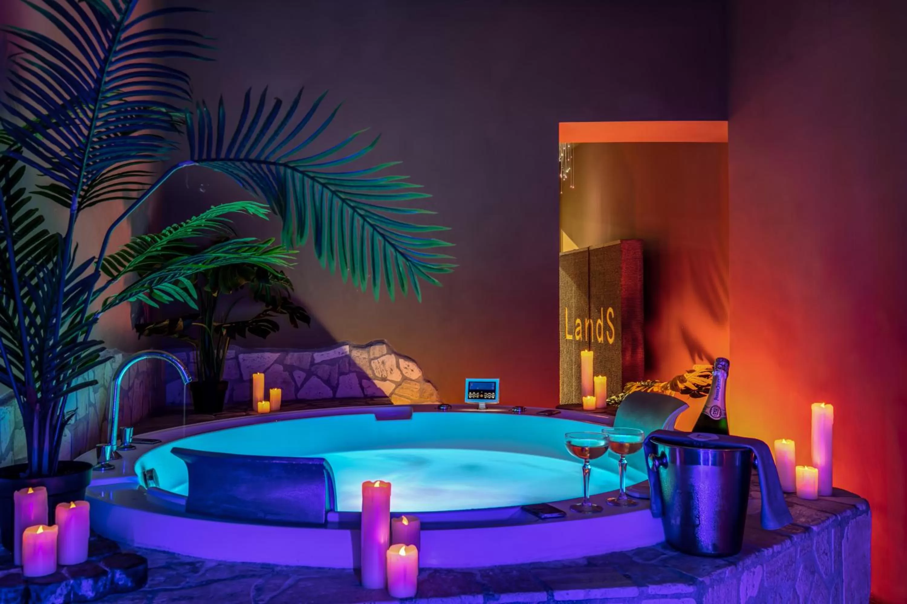 Hot Tub in Hotel 87 eighty-seven - Maison d'Art Collection