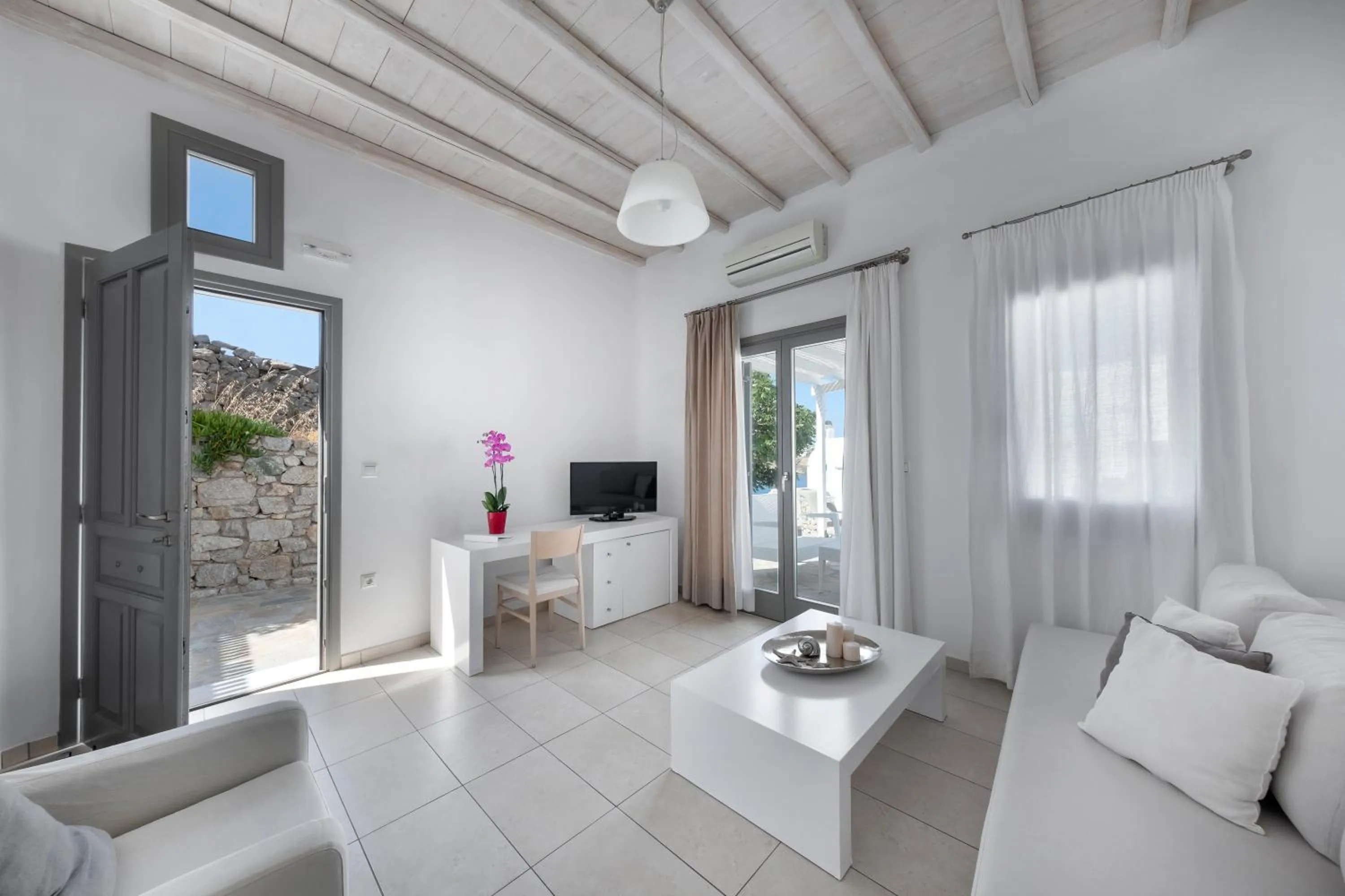 Living room in Deliades Hotel