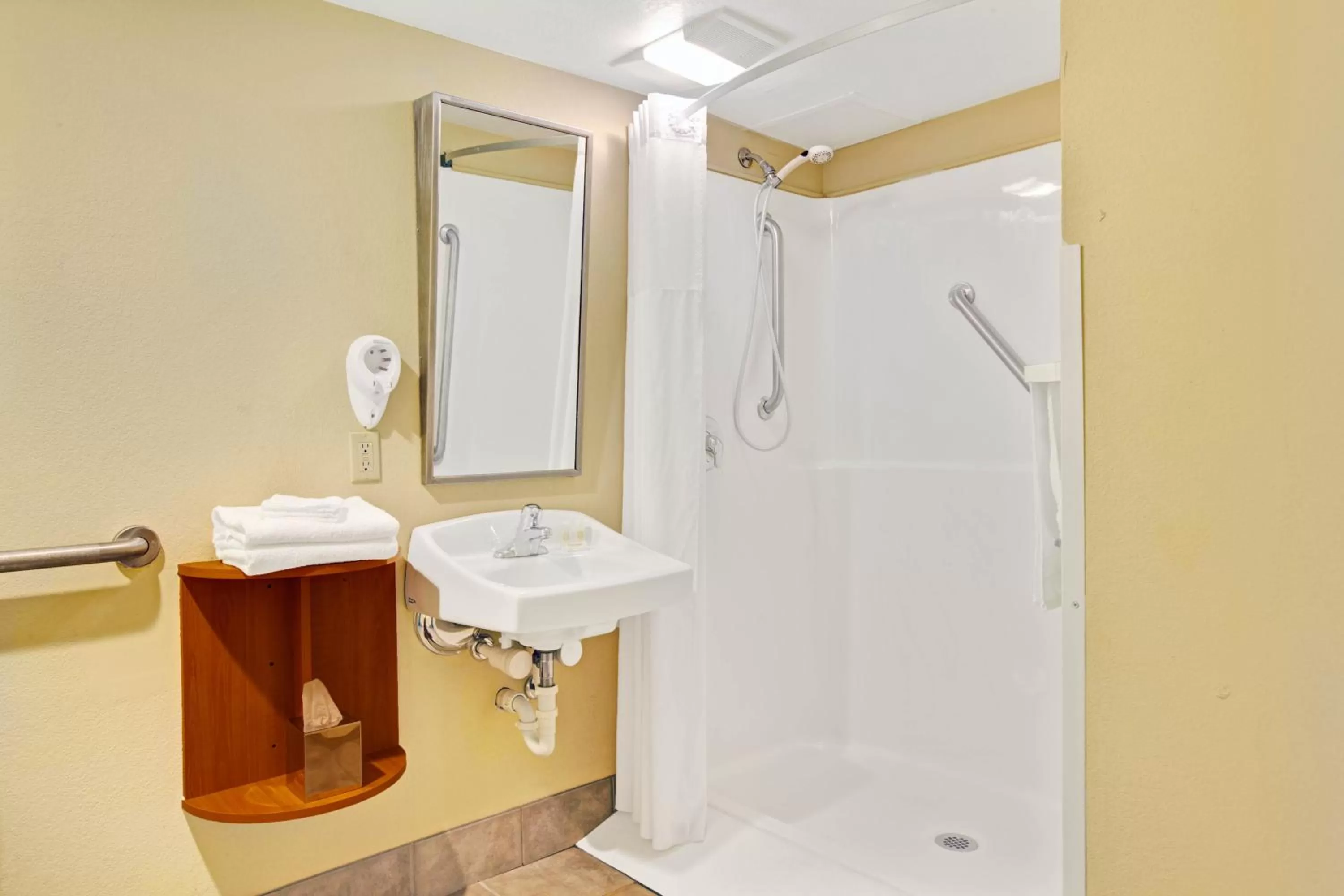 Queen Room - Disability Access/Non-Smoking in Days Inn by Wyndham East Windsor/Hightstown