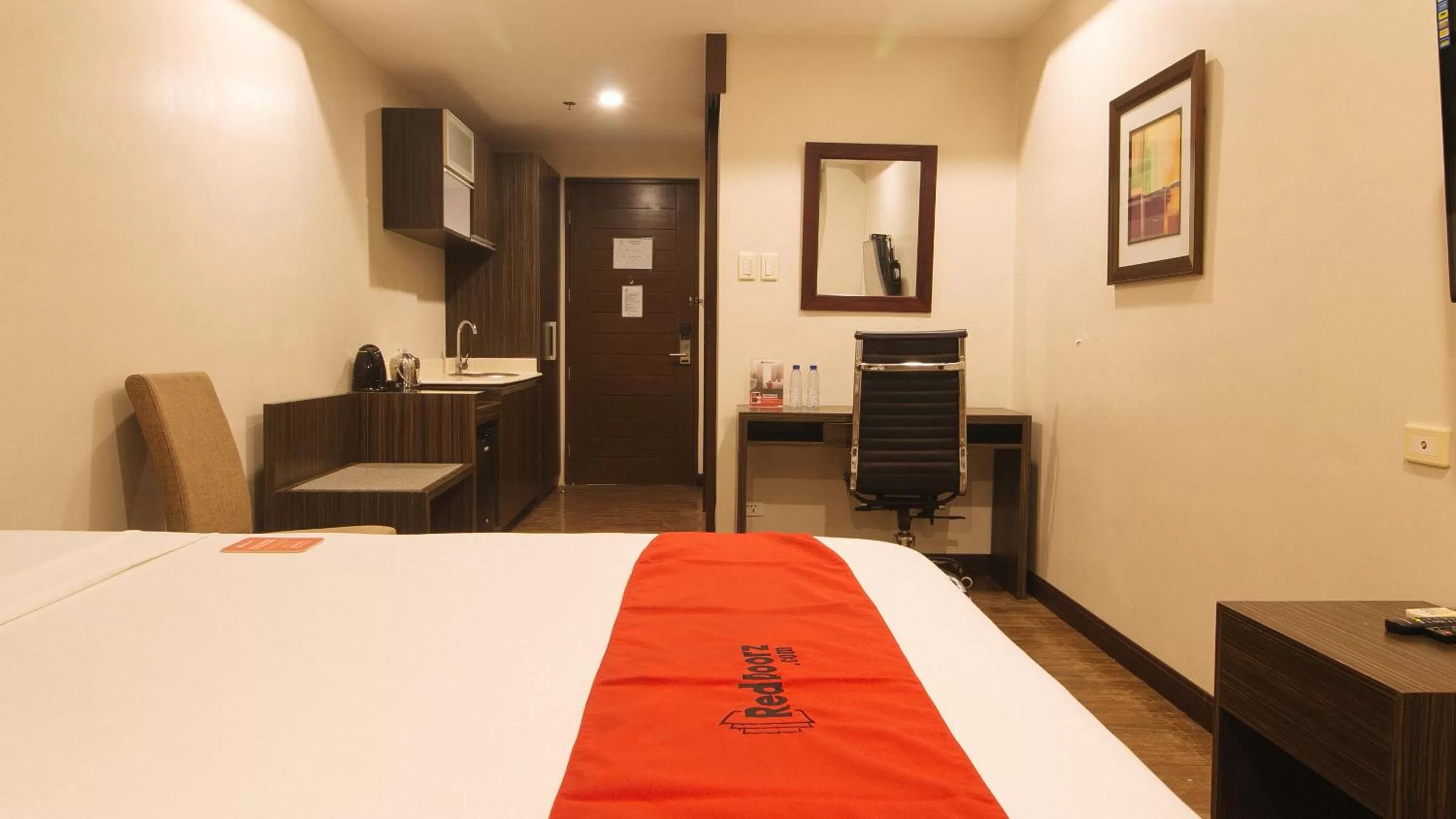 Photo of the whole room, Bed in RedDoorz Premium @ West Avenue Quezon City