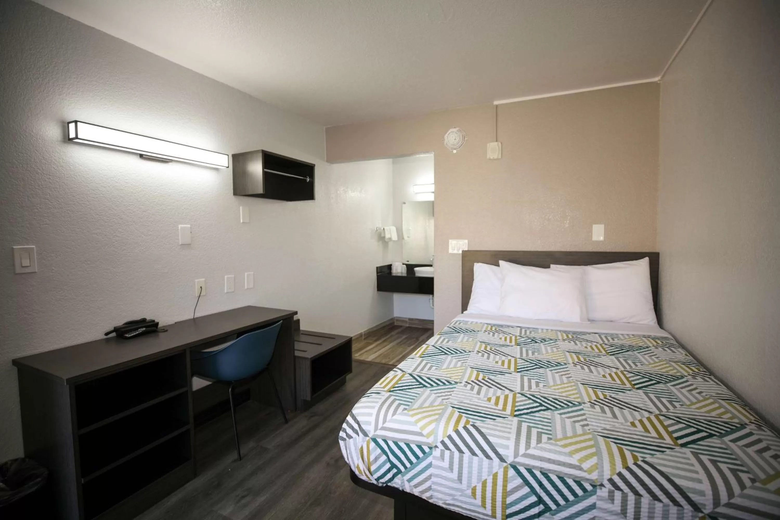 Bedroom, Bed in Motel 6-Sacramento, CA - Central