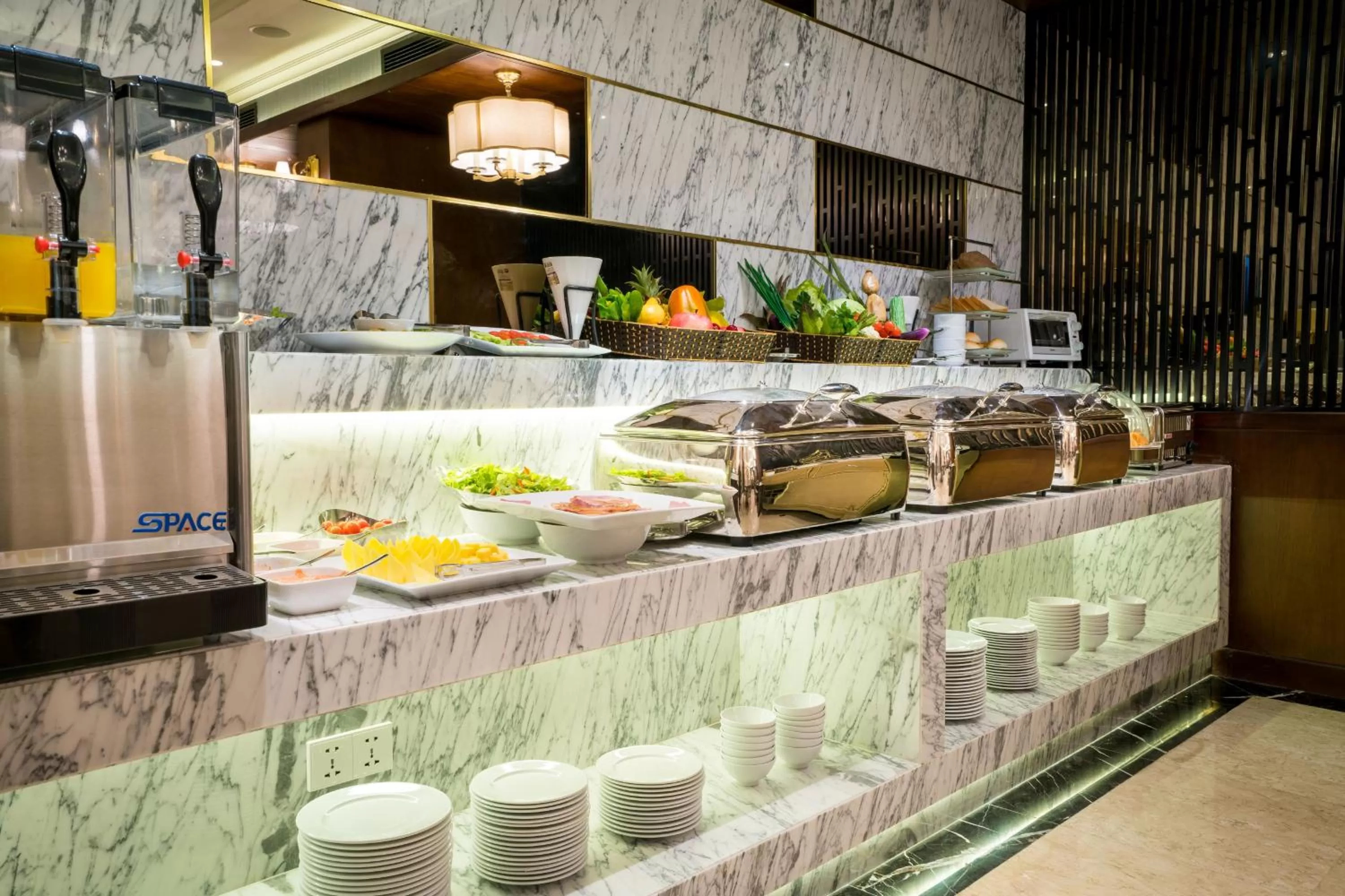 Food and drinks in Conifer Grand Hotel