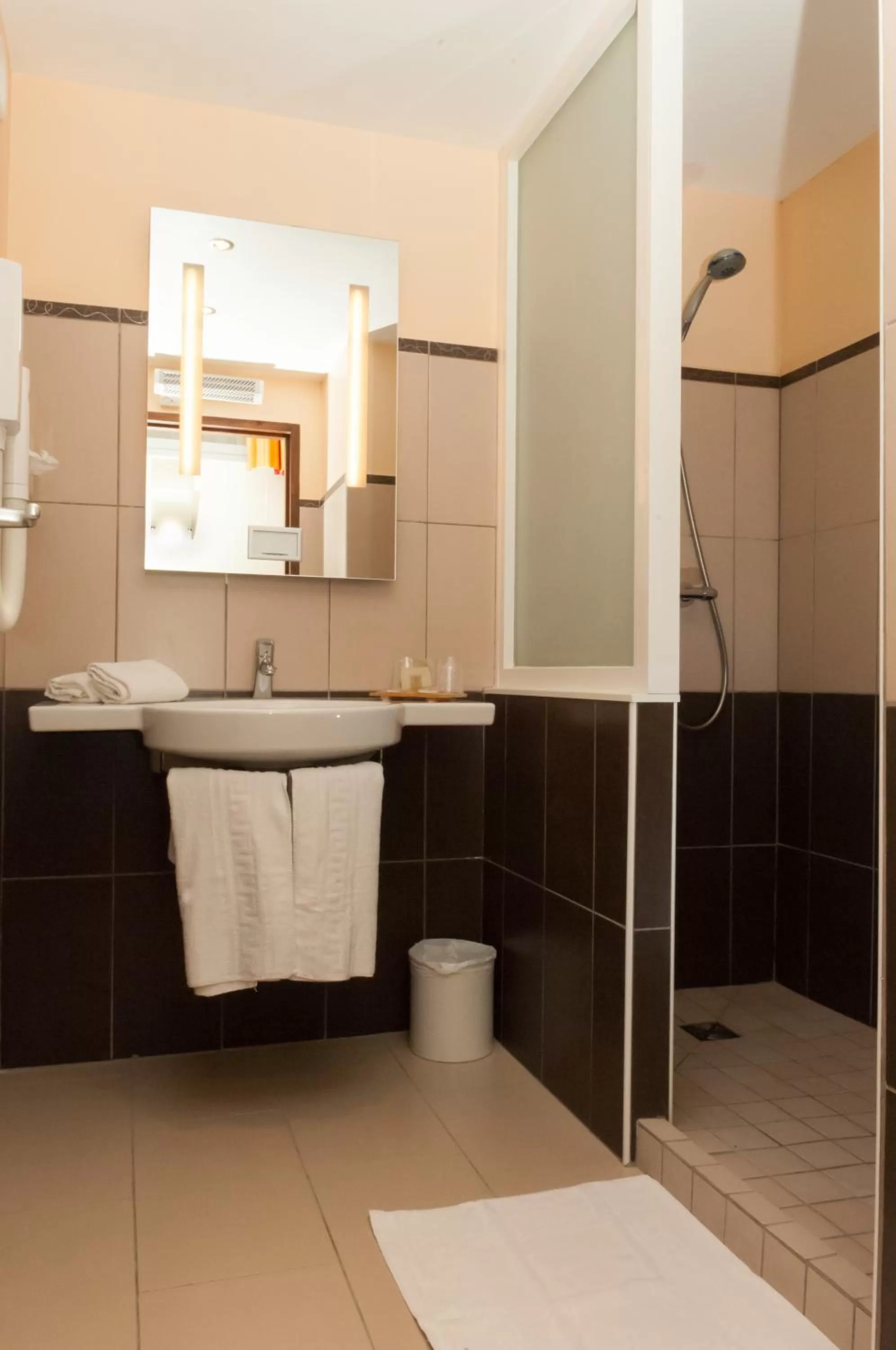 Bathroom in Hostellerie Saint Vincent Beauvais Aeroport