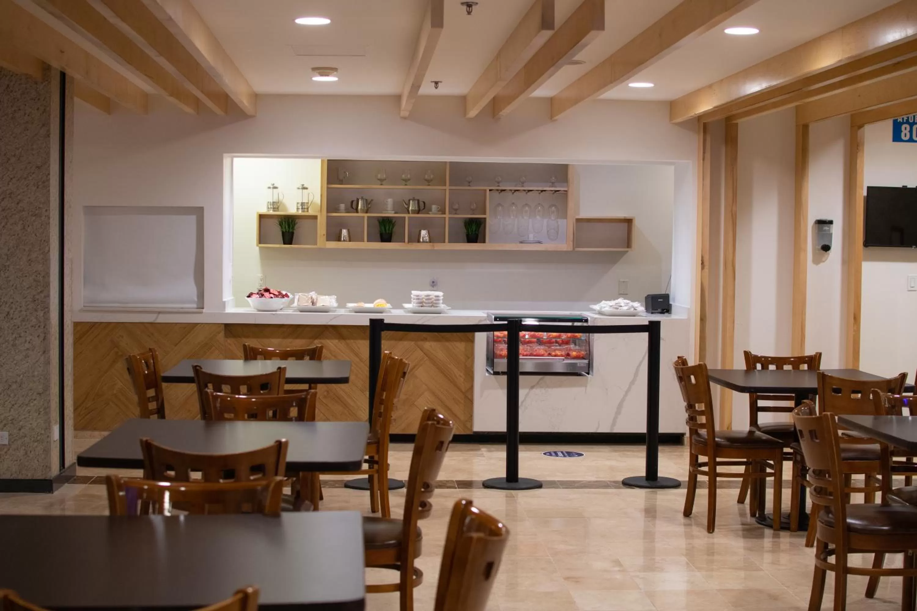 Restaurant/Places to Eat in Hotel Mesaluna Near American Consulate