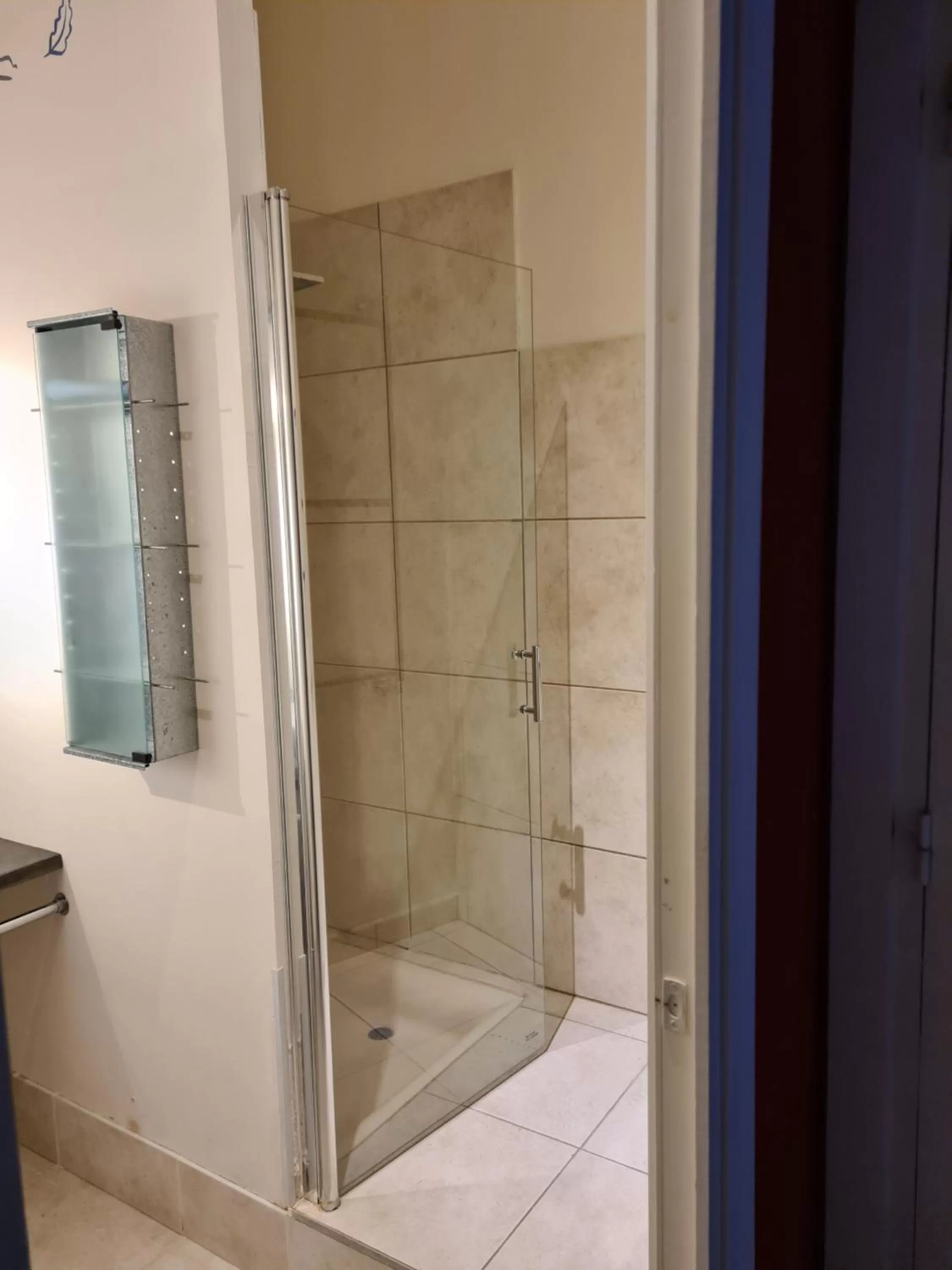 Bathroom in Suite indépendante avec 1 chambre et 1 bureau