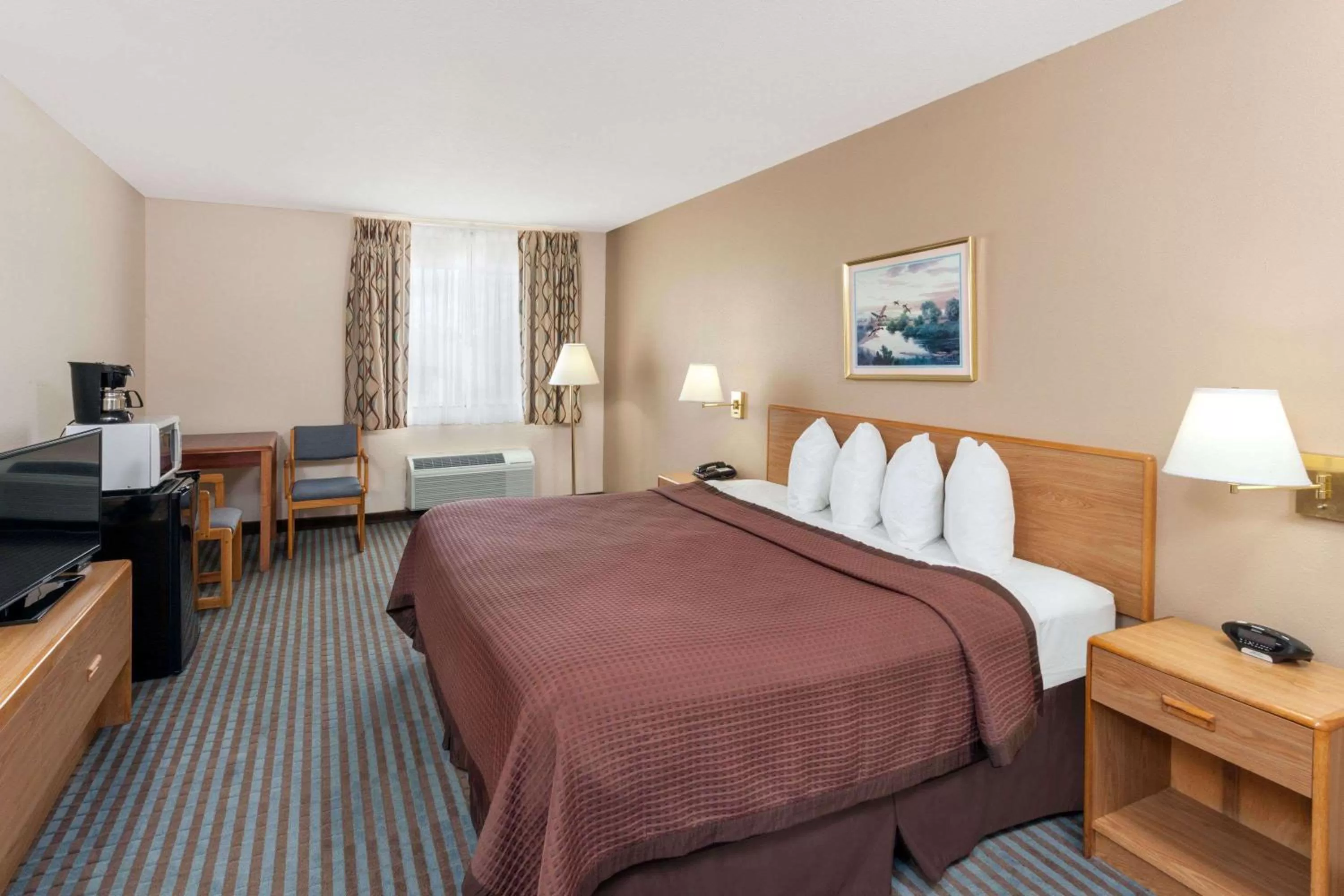 Photo of the whole room, Bed in Days Inn by Wyndham Charleston