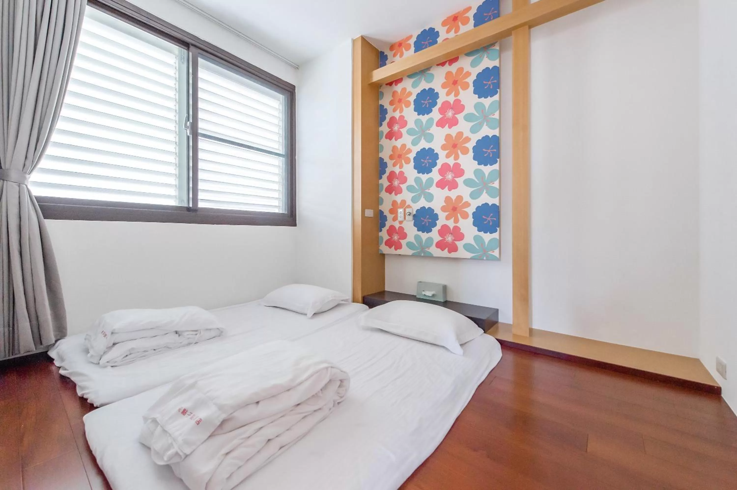 Photo of the whole room, Bed in lightness Station Inn