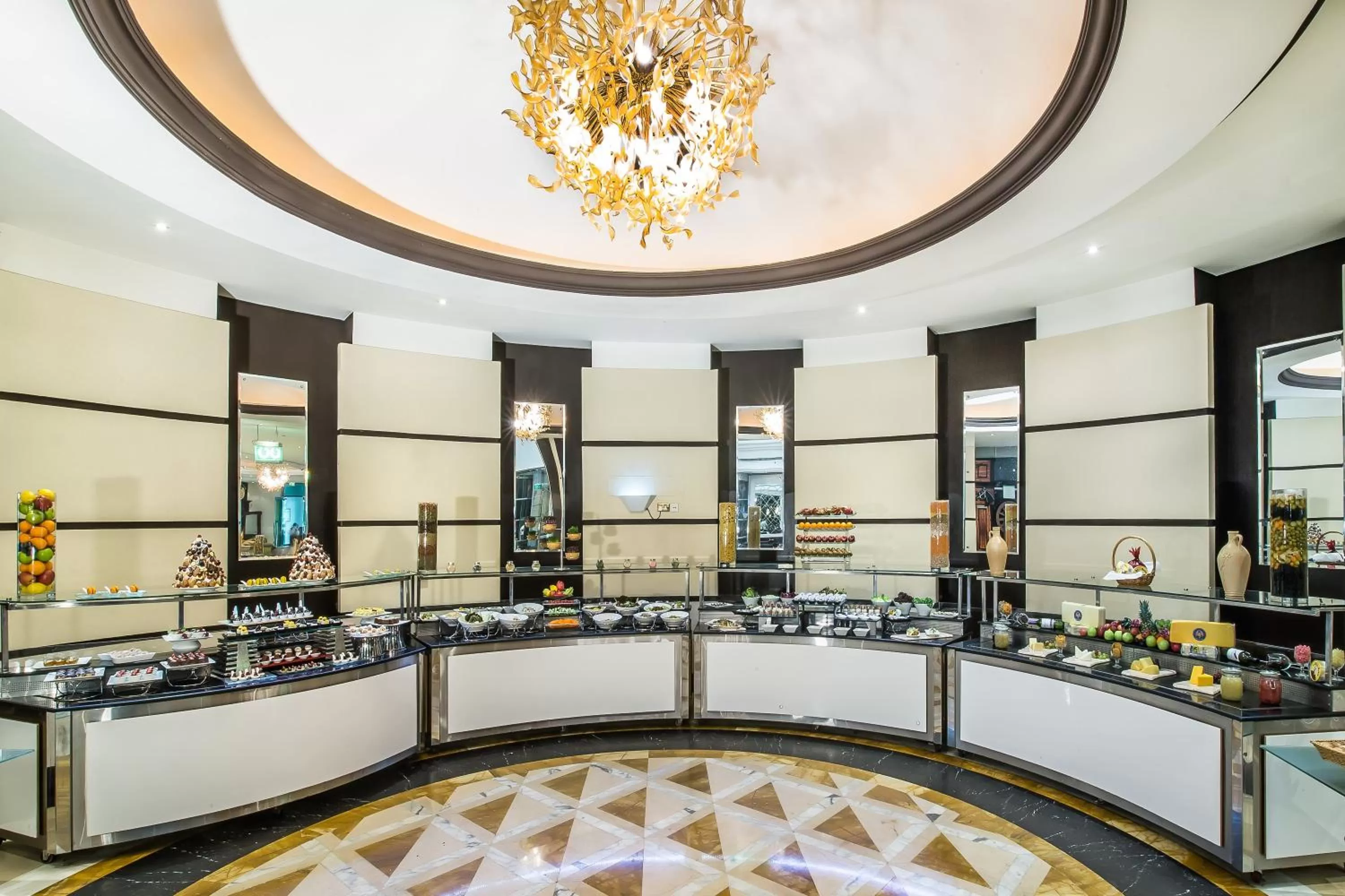 Restaurant/places to eat in Sunday Hotel Holiday international Dubai