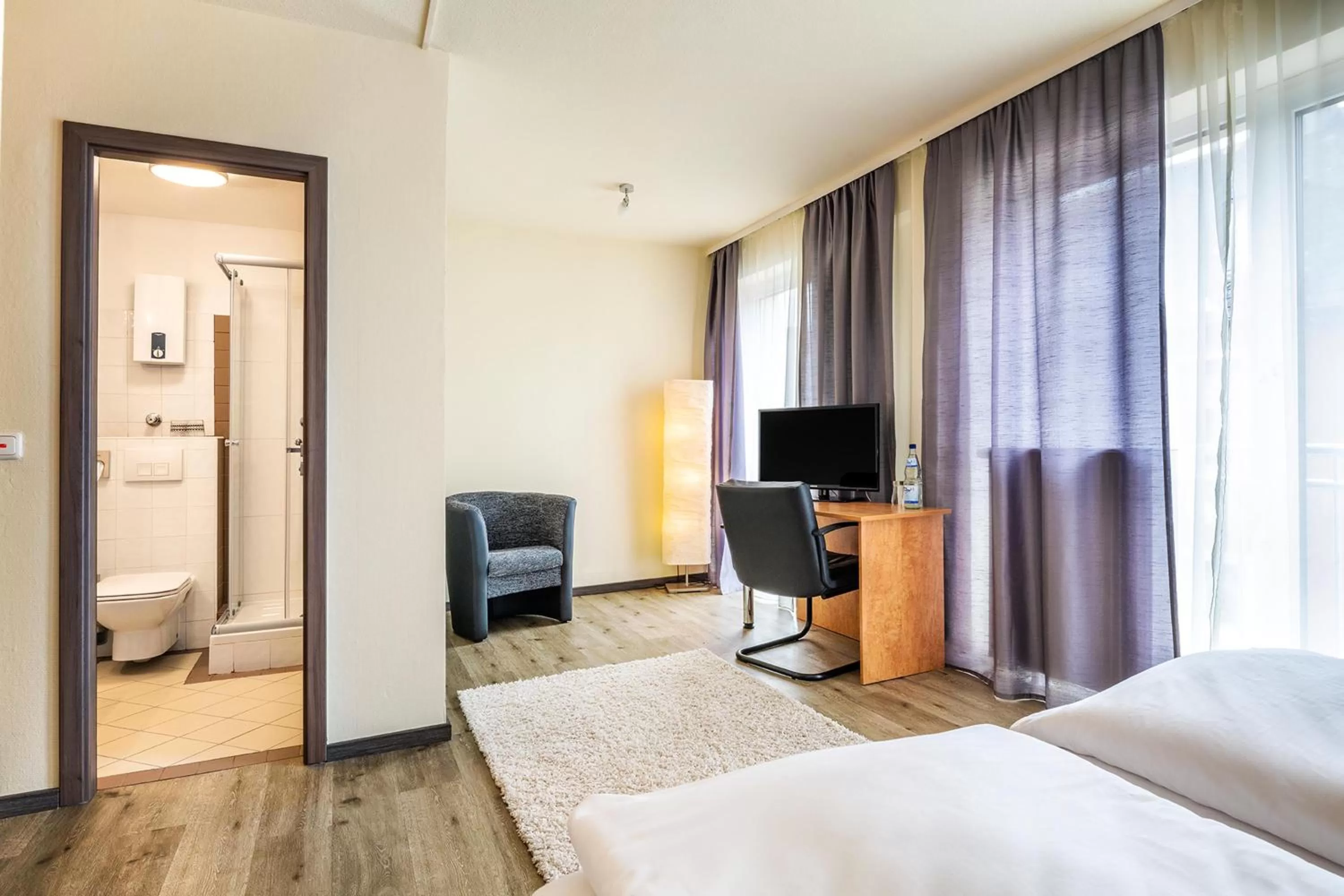 Living room, Bed in Schroeders City-Style-Hotel