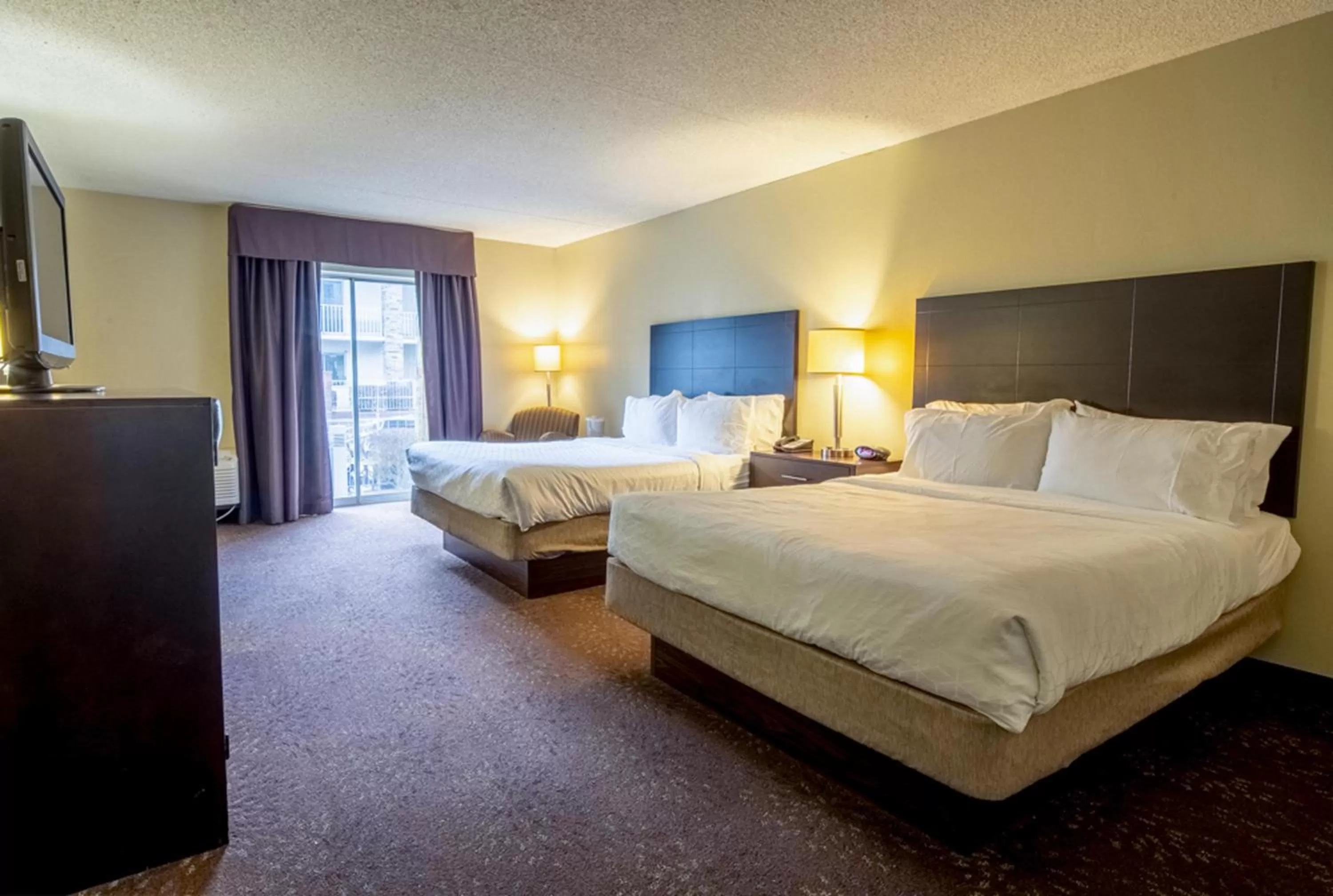 Bed in Holiday Inn Express Hotel & Suites Pittsburgh Airport by IHG