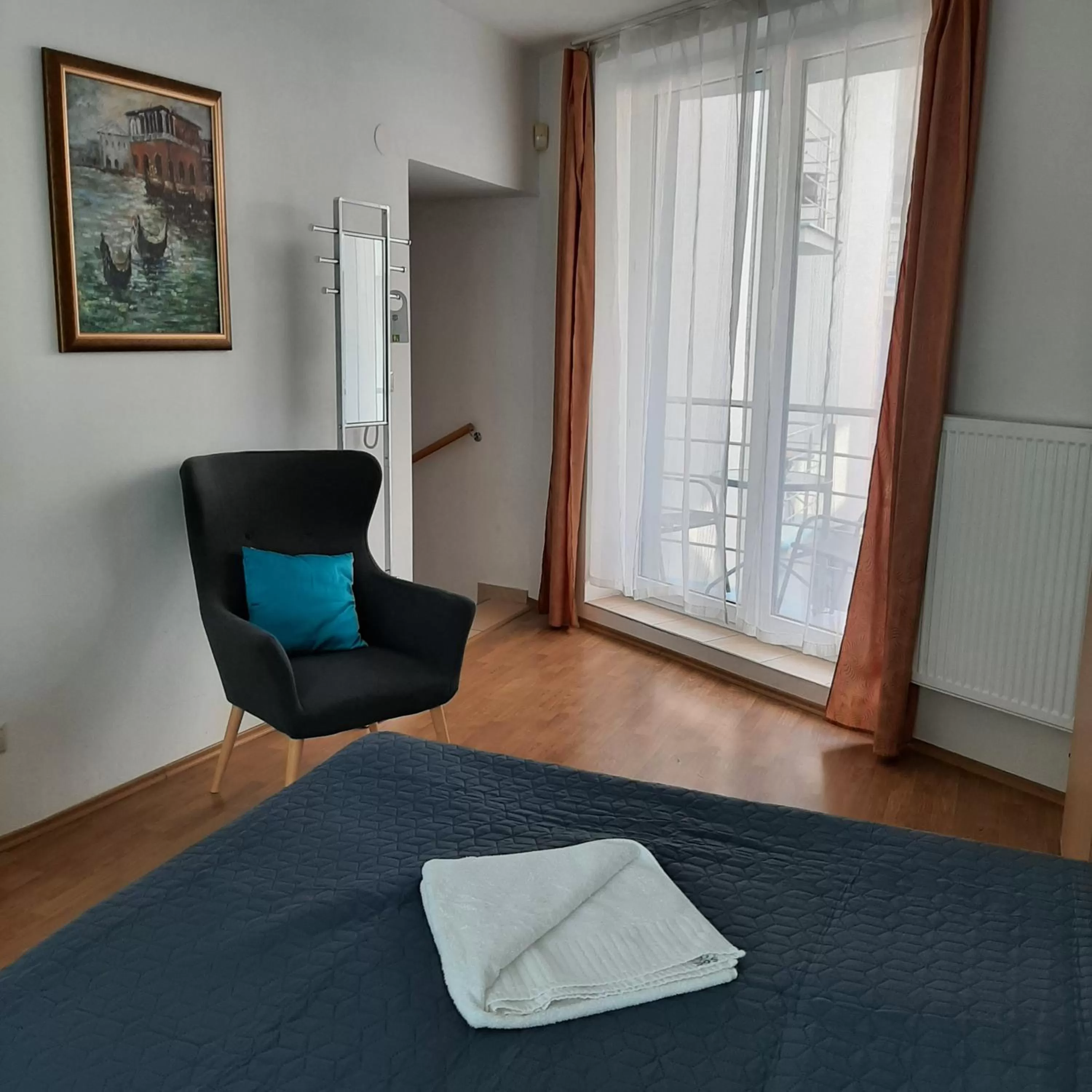 Seating area, Bed in garni Hotel S.O.G.* * *