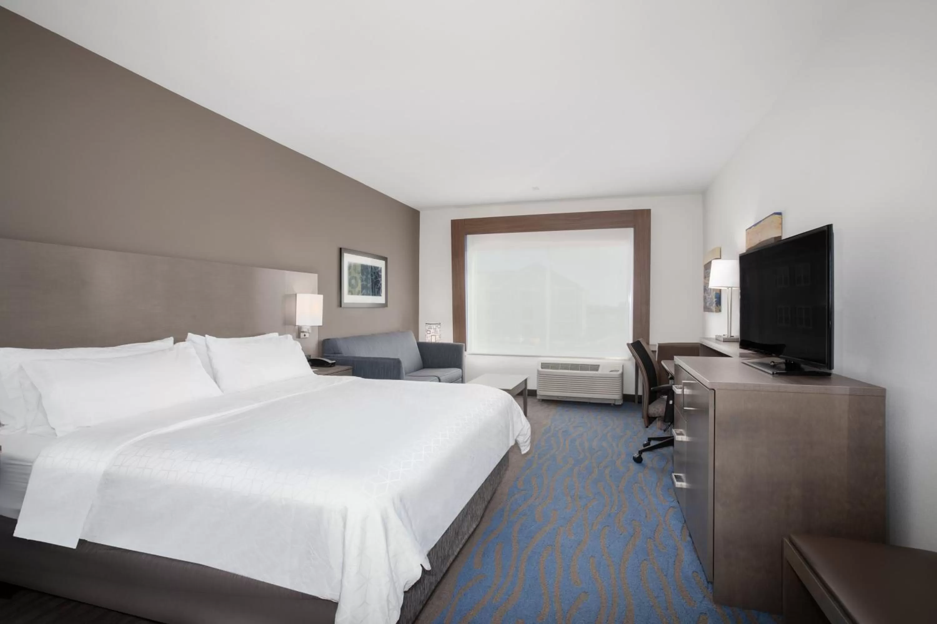 Photo of the whole room, Bed in Holiday Inn Express & Suites Great Bend by IHG