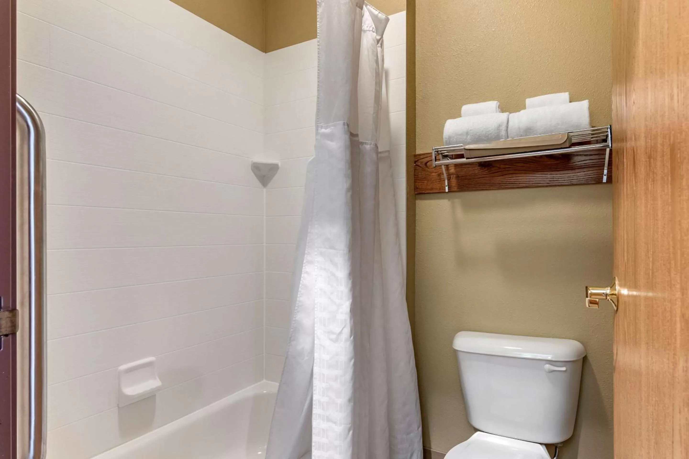 Bathroom in Comfort Inn Warrensburg Station