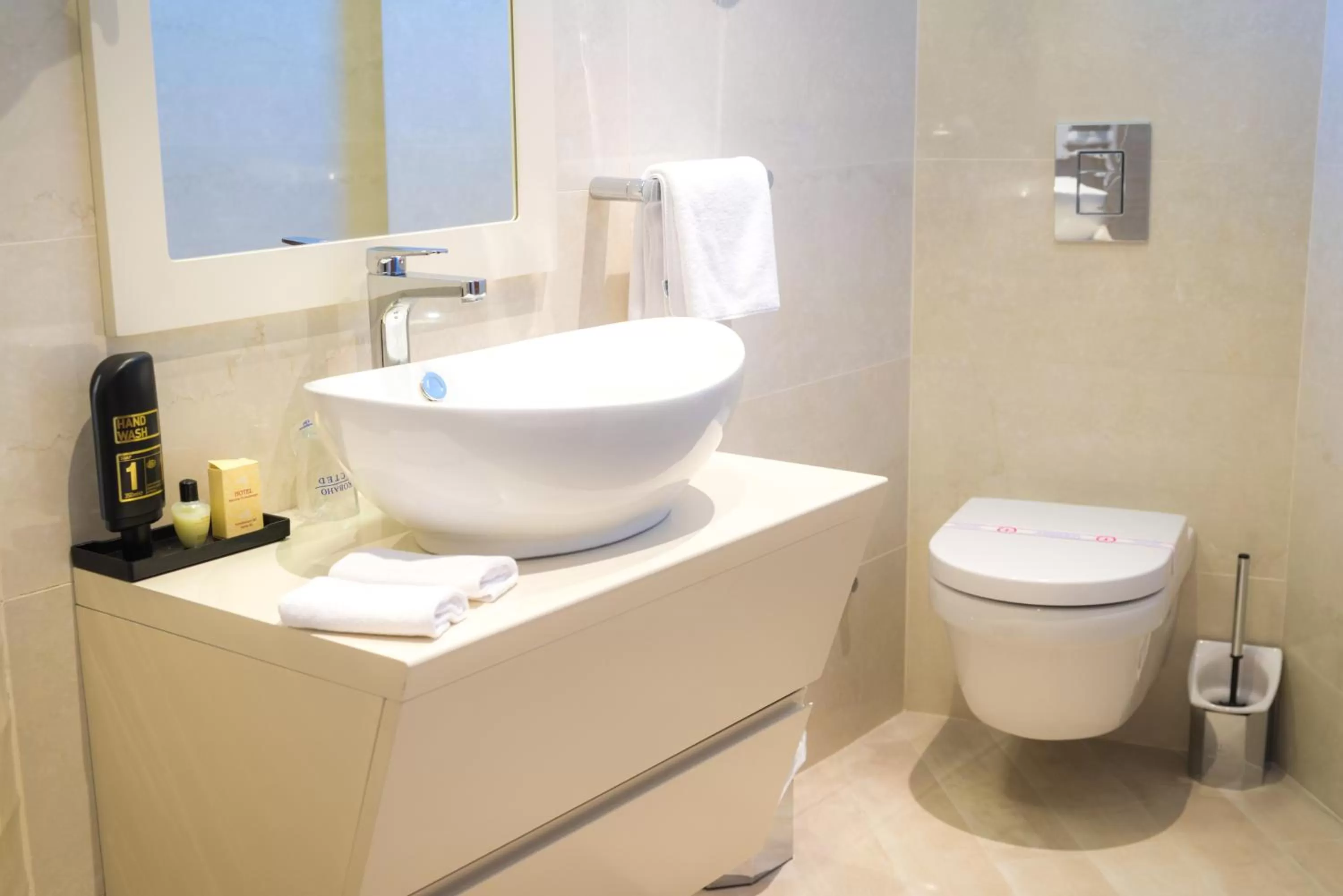 Bathroom in Hotel Kadmo by Aycon