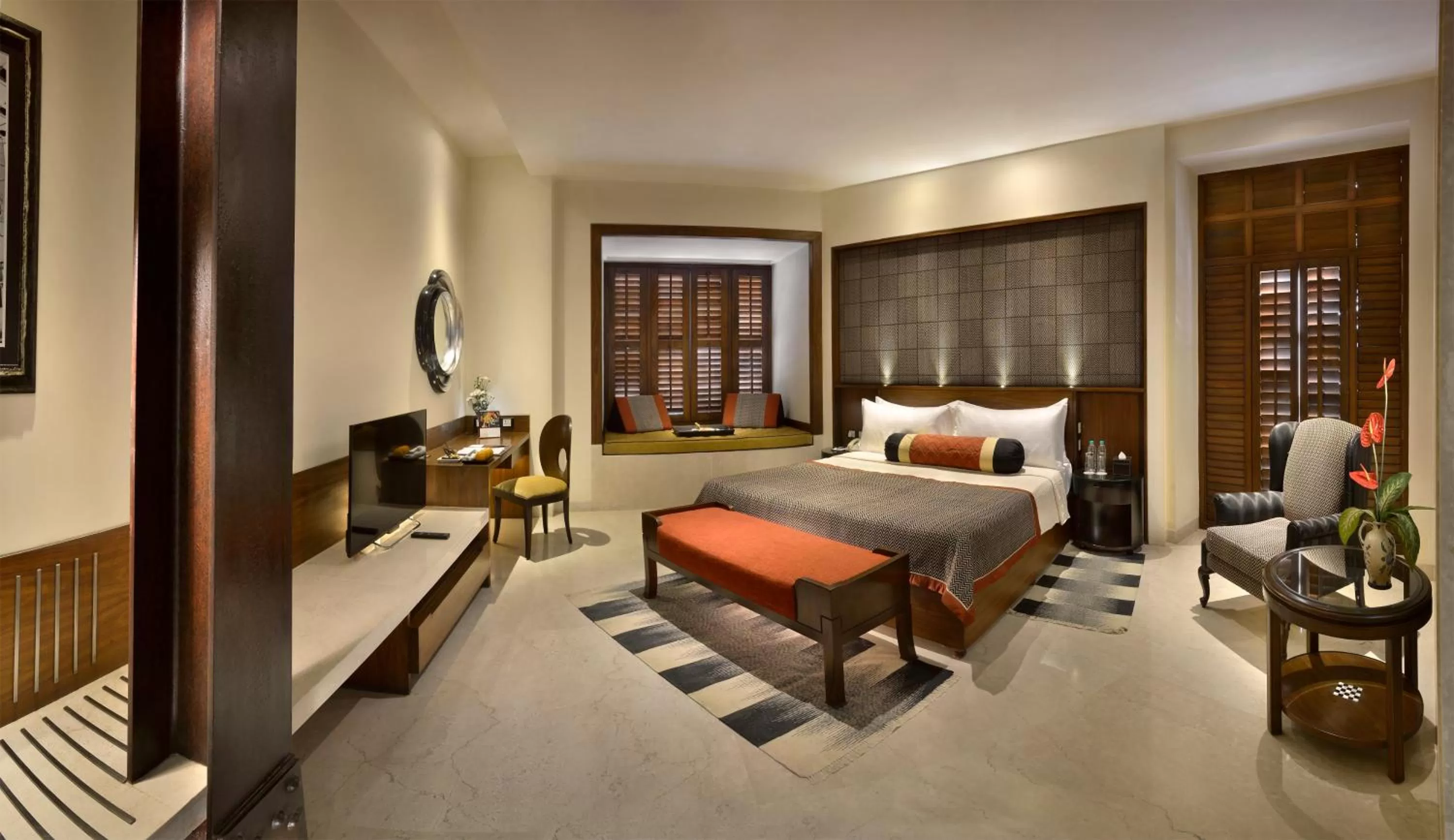 Photo of the whole room, Bed in The Lalit Great Eastern Kolkata