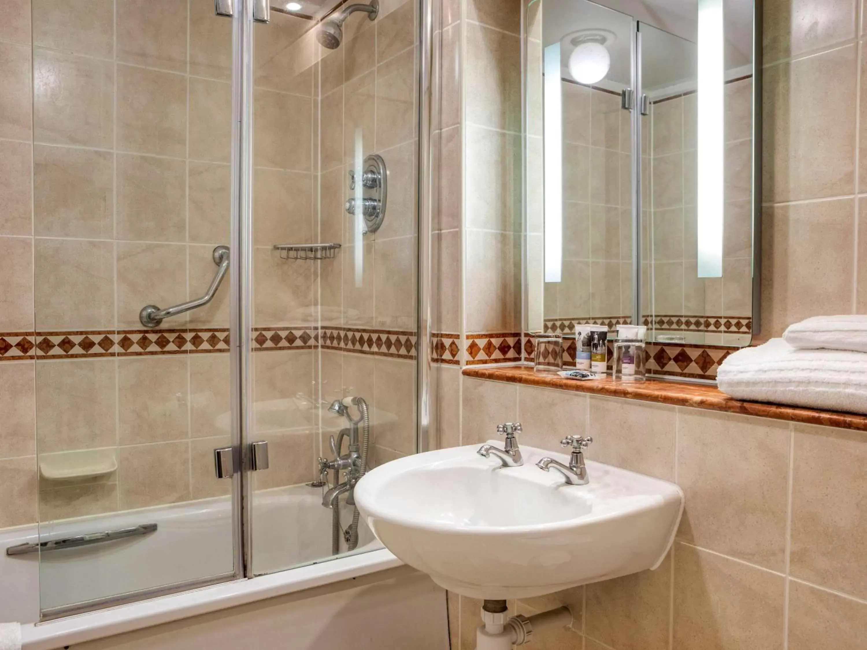 Privelege Double Room in Mercure Winchester Wessex Hotel Privelege Double Room in Mercure Winchester Wessex Hotel