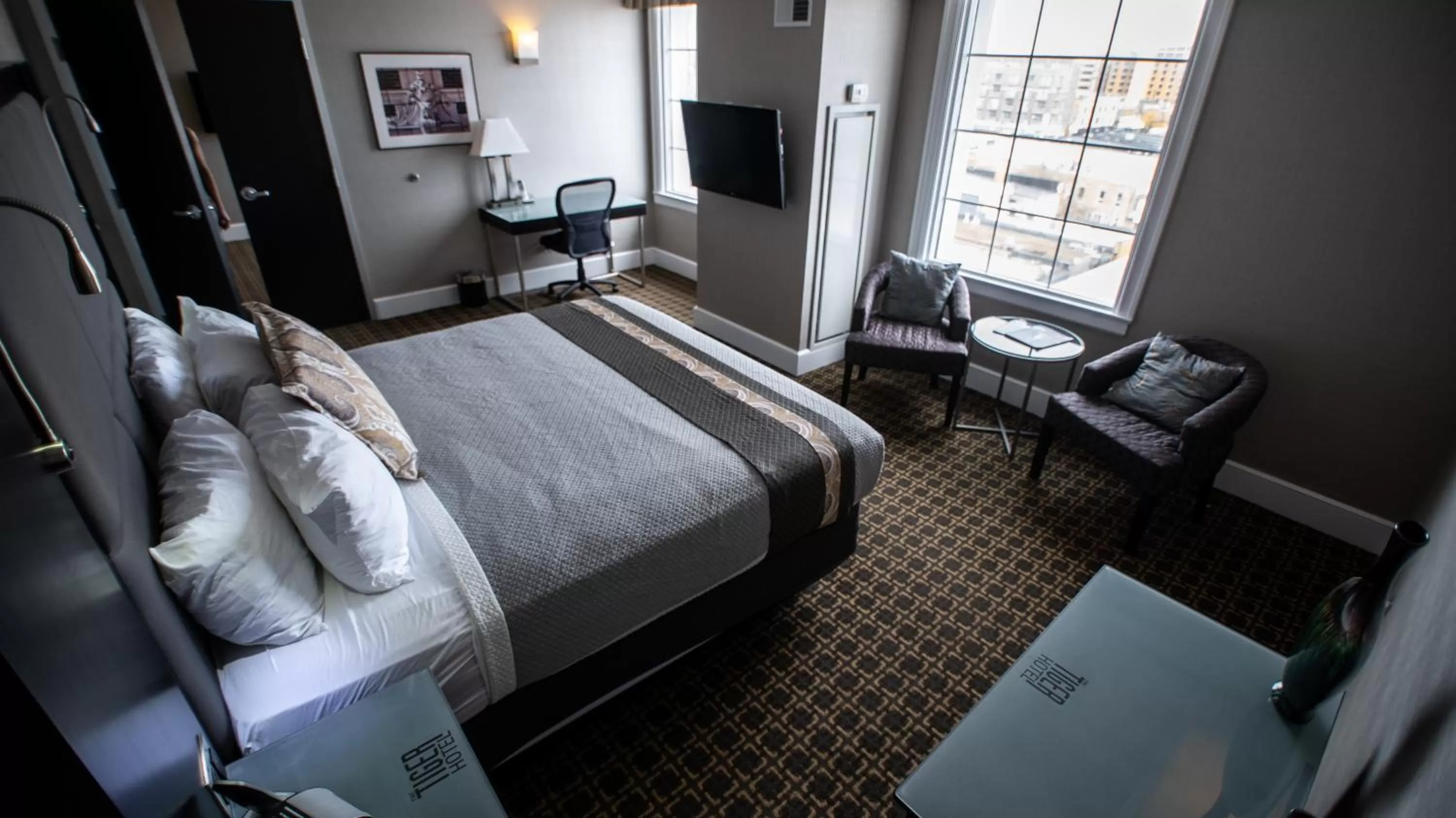 Photo of the whole room, Bed in voco The Tiger Hotel, Columbia, MO by IHG