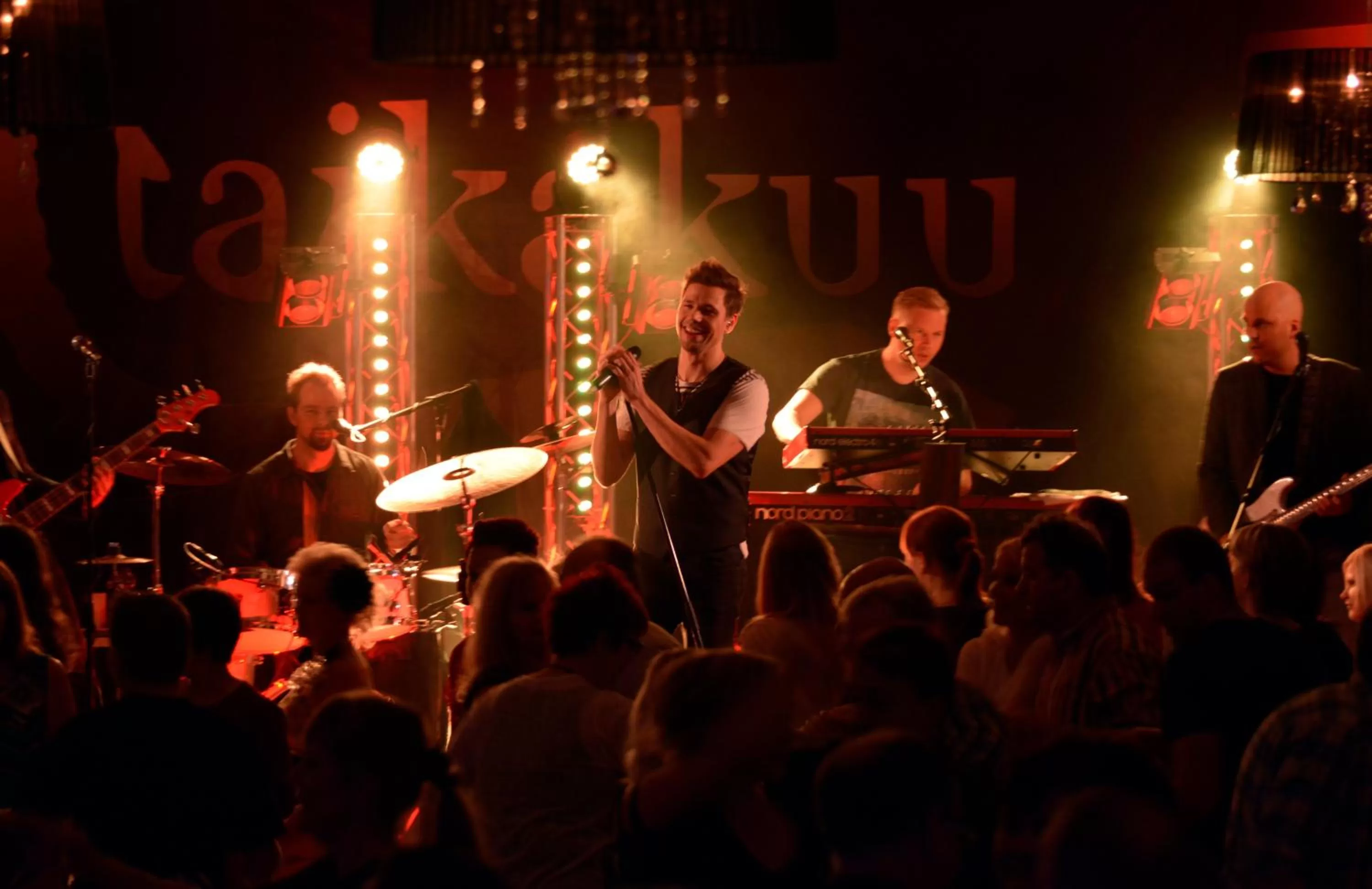 Evening entertainment in Revontuli Resort Rooms