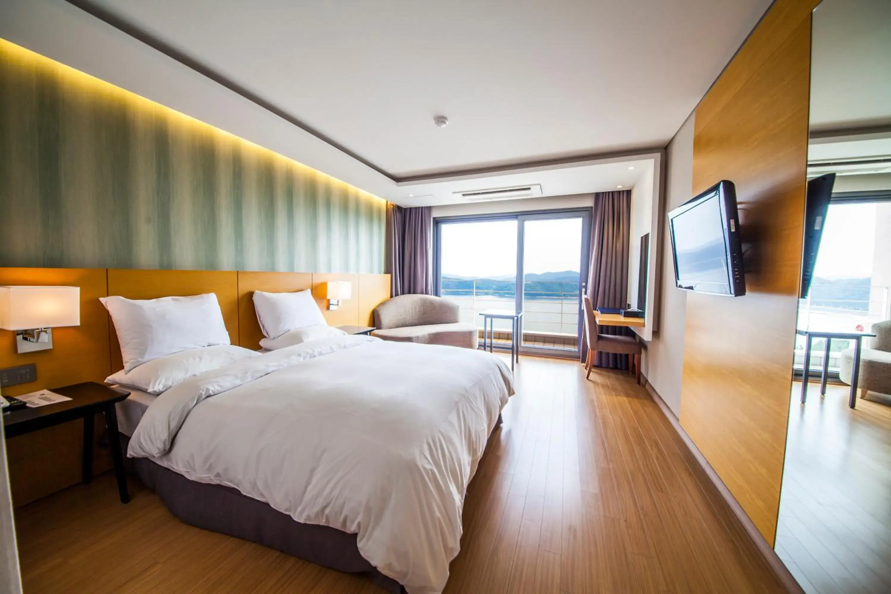Deluxe Double Room with Lake View in Asia Lakeside Hotel Deluxe Double Room with Lake View in Asia Lakeside Hotel