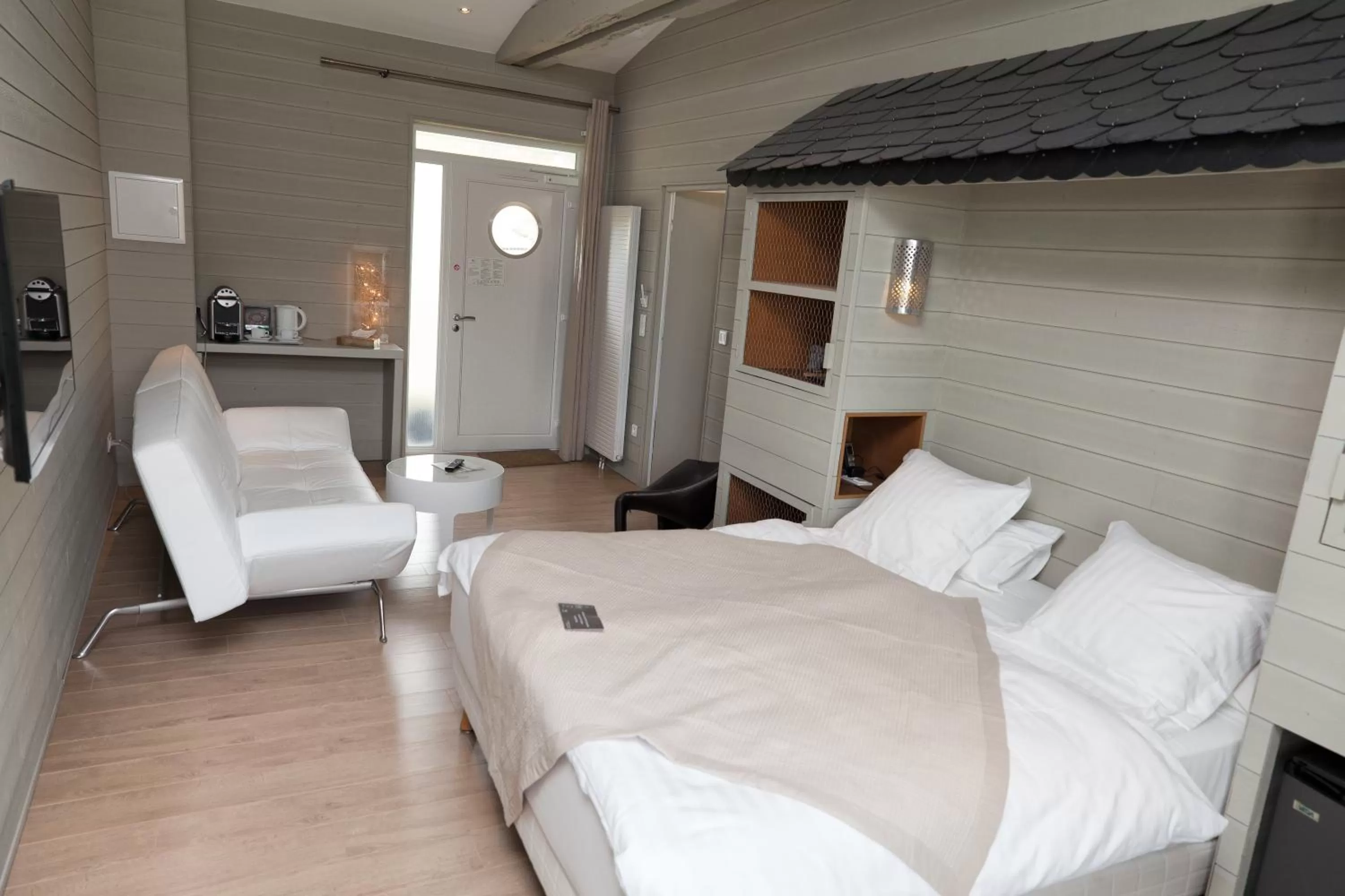 Bed in The Originals Hôtel Le Cise Restaurant Chambres et Suites