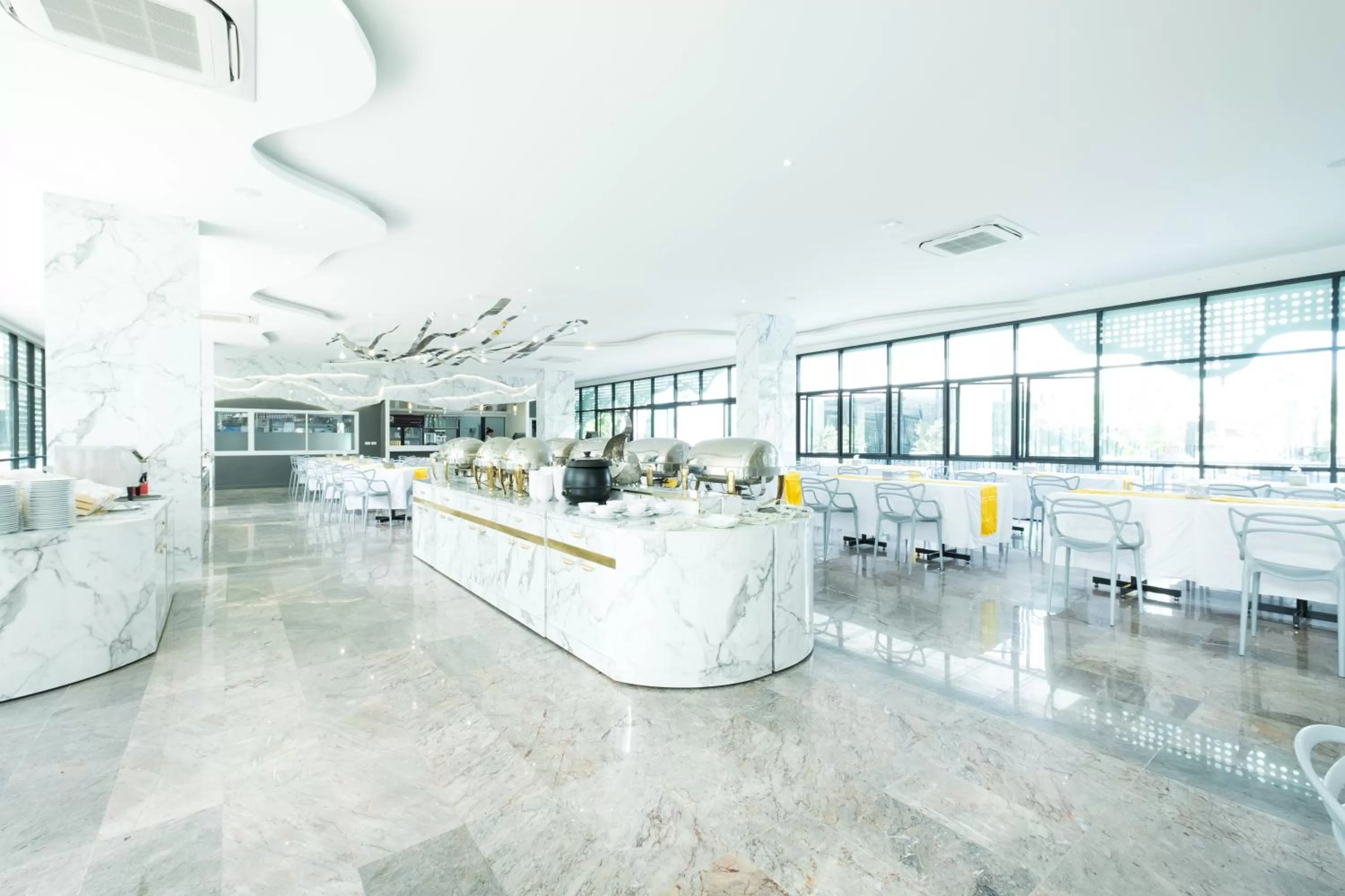 Restaurant/places to eat in P Plus Hotel