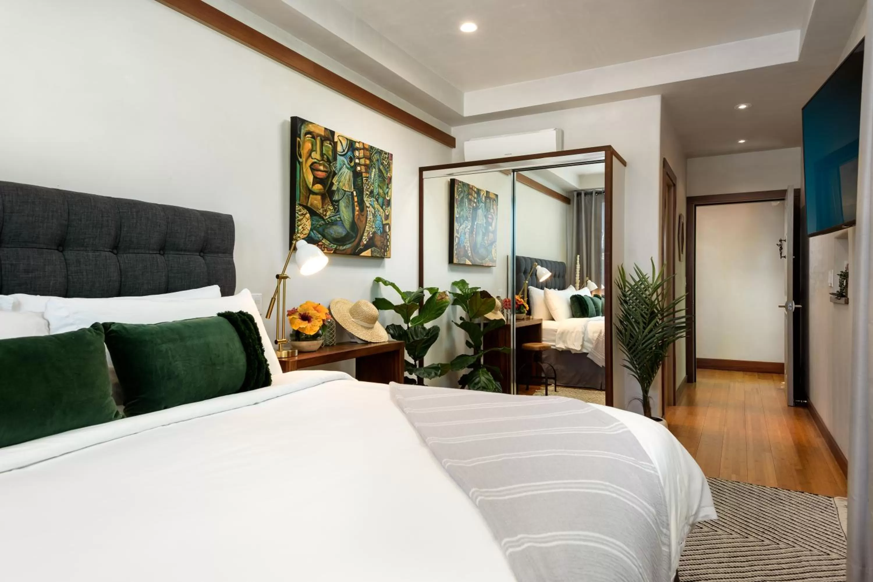 Photo of the whole room, Bed in Paia Inn