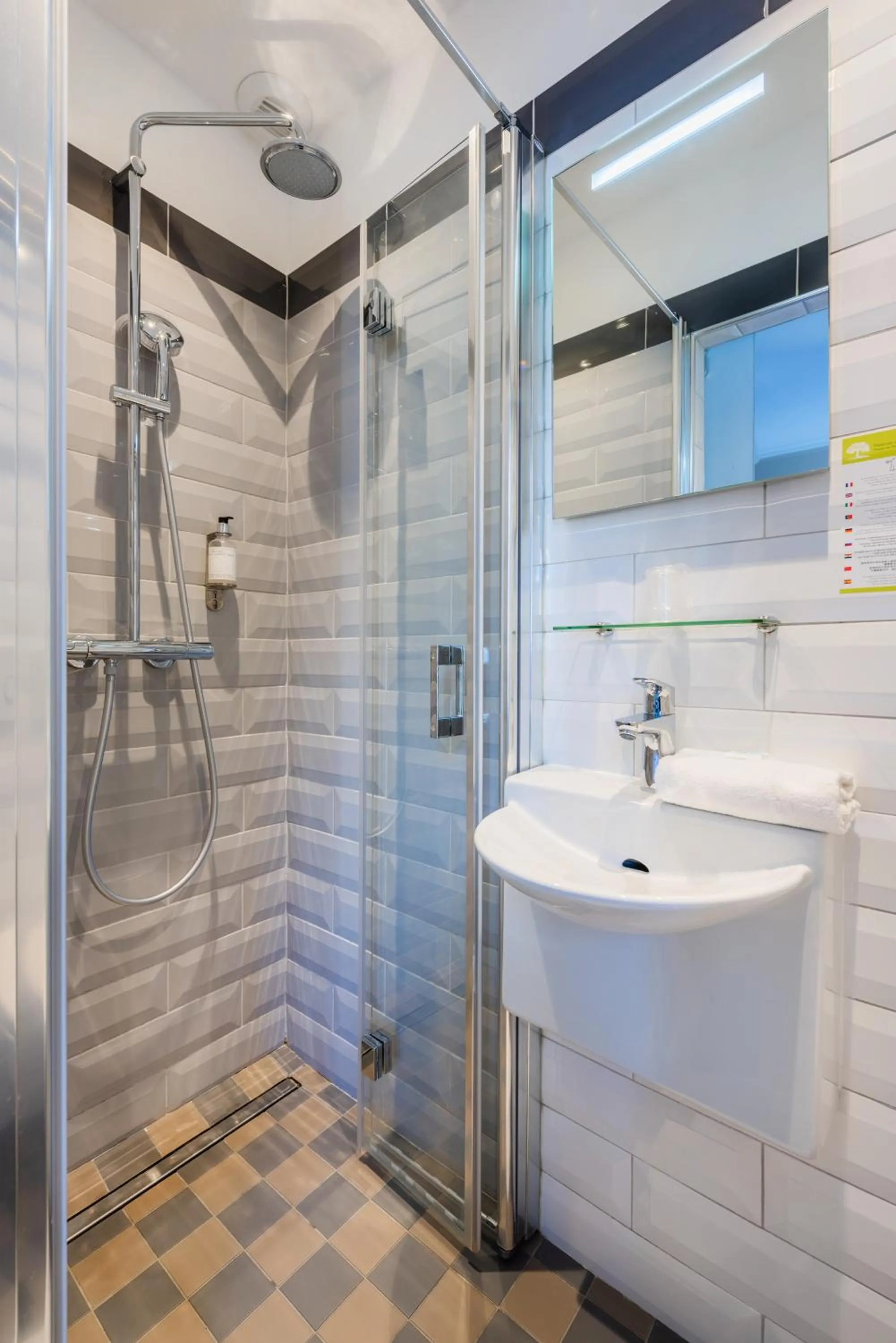 Shower in District Republique