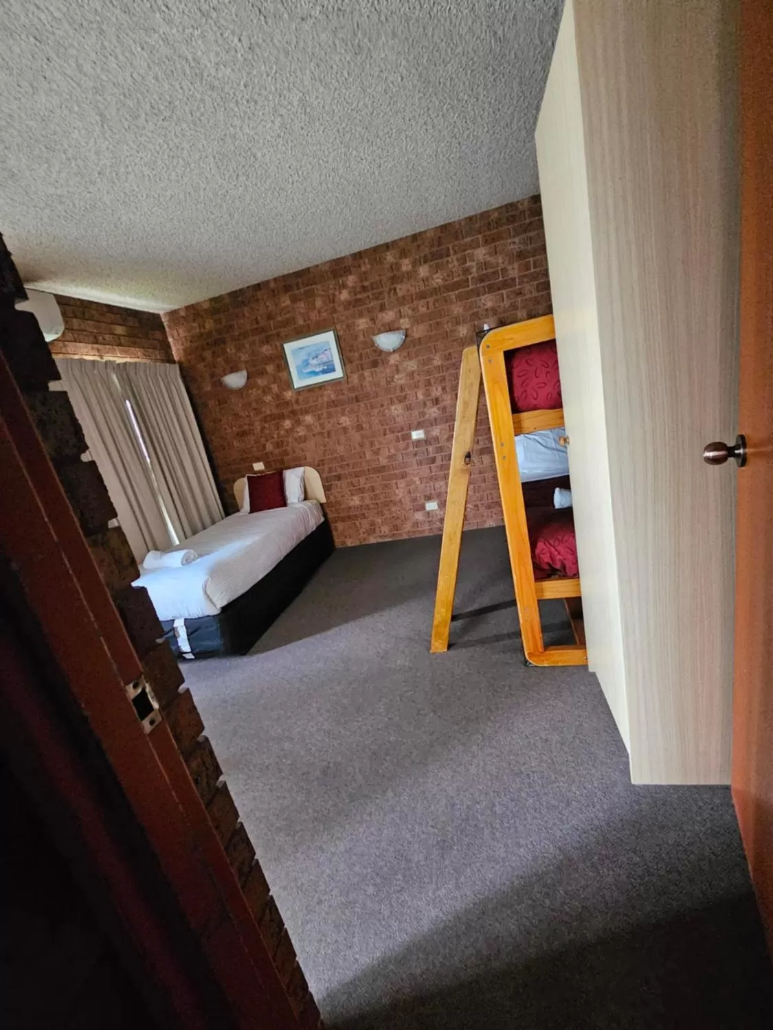 Photo of the whole room, Bed in Courtyard Motor Inn
