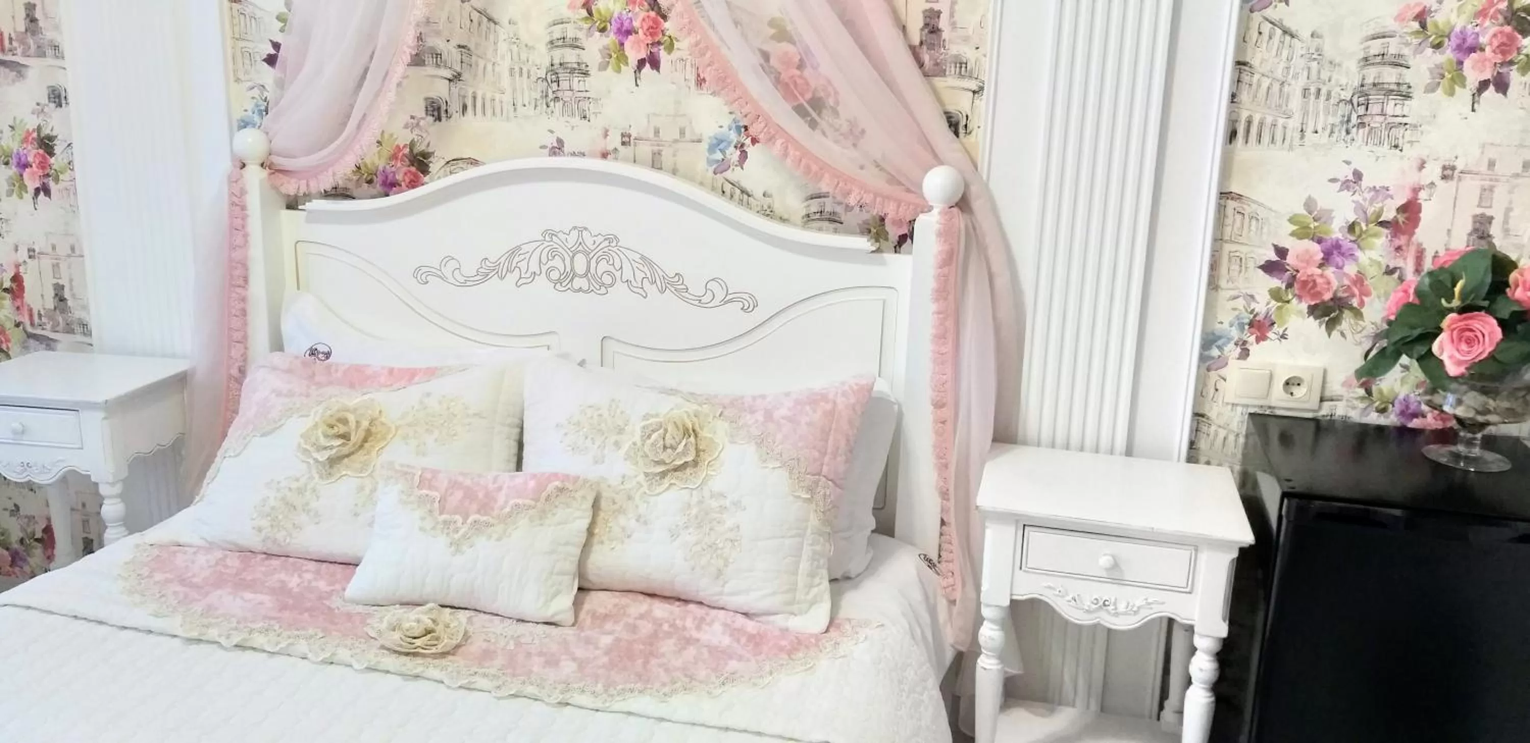 Photo of the whole room in Shalanda