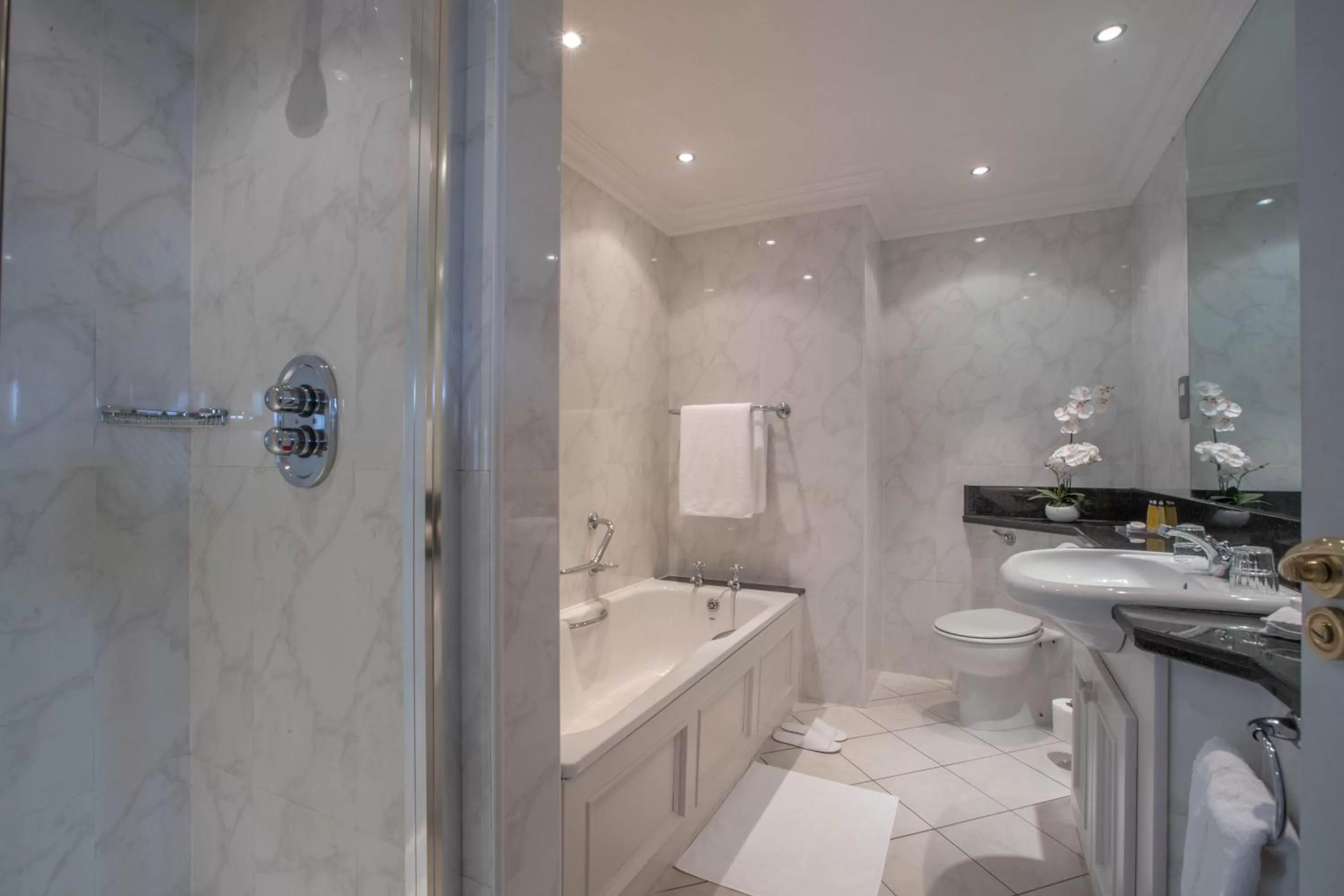 Shower in Dingle Skellig Hotel