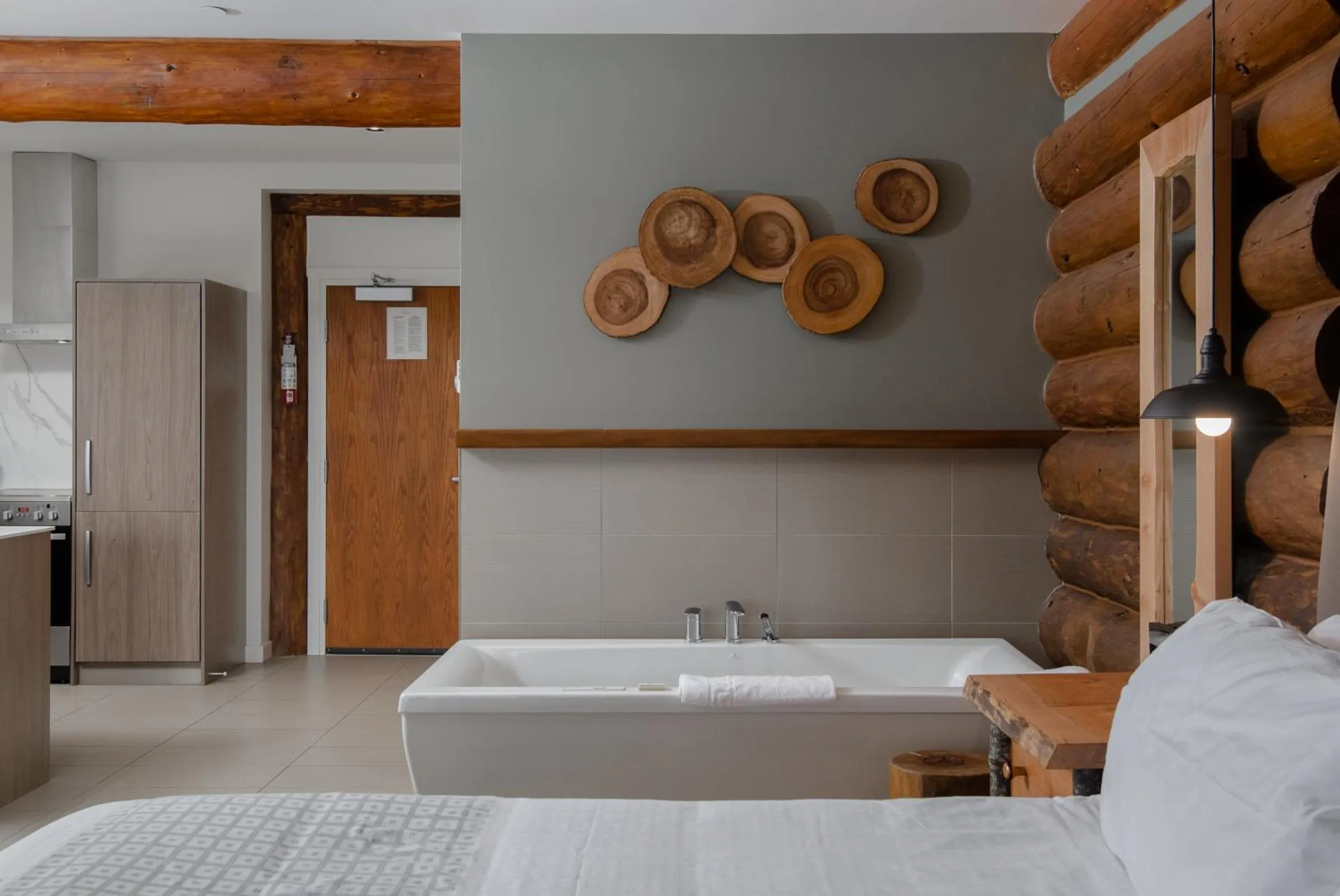 Bath, Bed in Tigh-Na-Mara Seaside Spa Resort