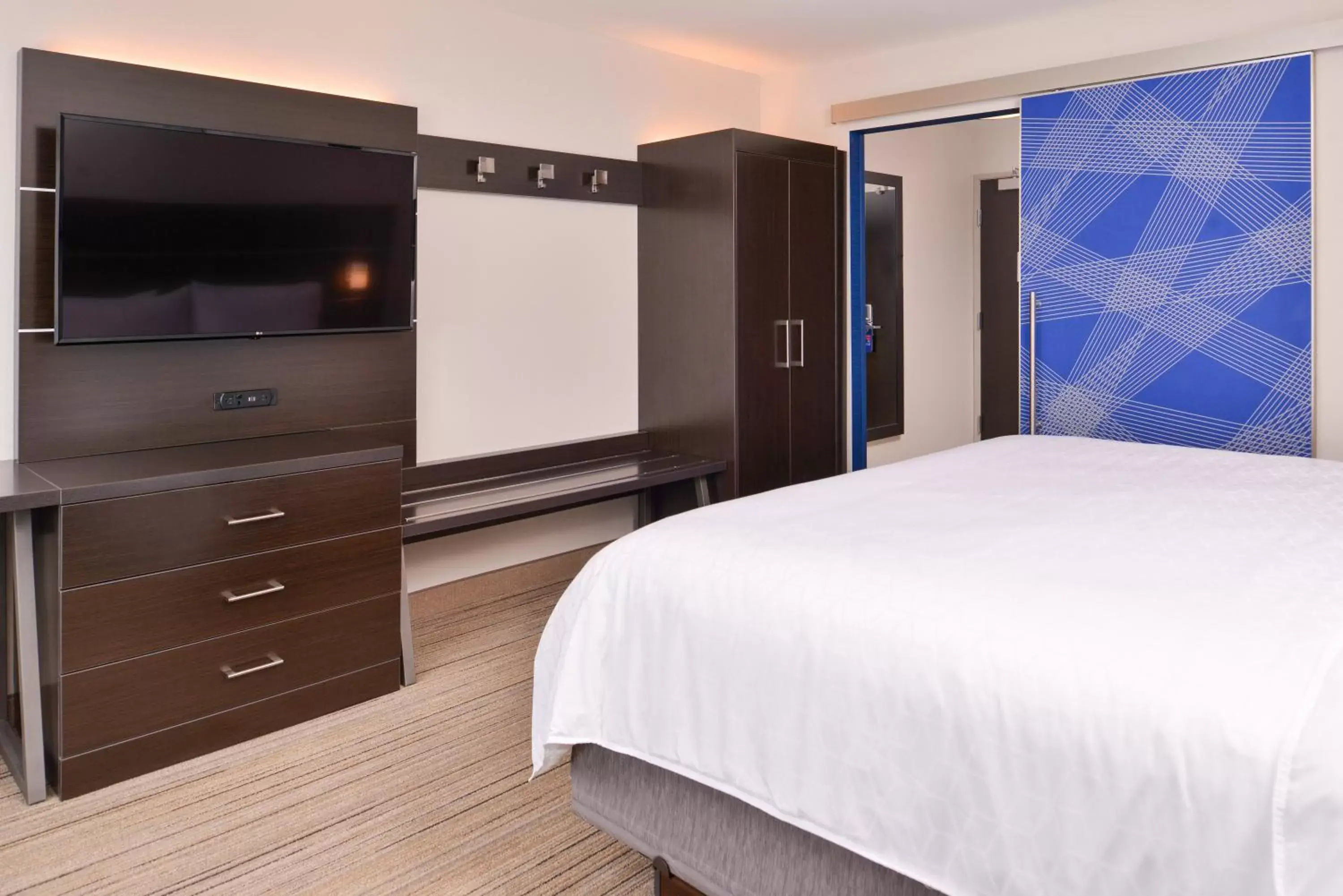 King Room - Mobility Access/Roll in Shower - Non-Smoking in Holiday Inn Express & Suites - Olathe West, an IHG Hotel King Room - Mobility Access/Roll in Shower - Non-Smoking in Holiday Inn Express & Suites - Olathe West, an IHG Hotel