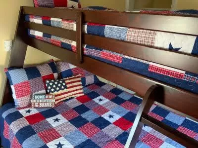 Bed in Chateau Country Inn and Captain's Cottage