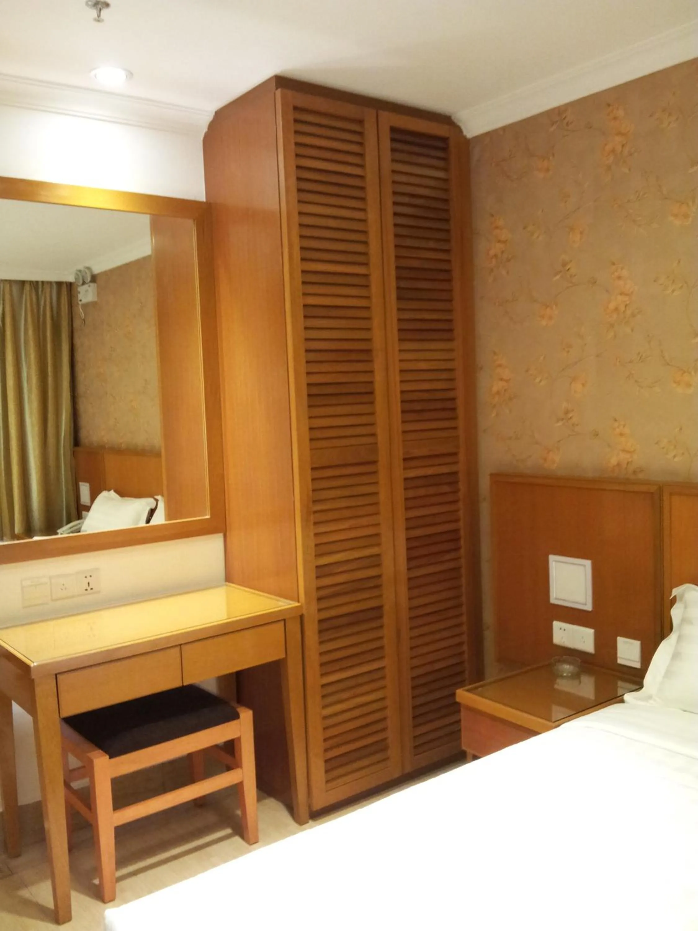 Patio, Bed in Cardogan Hotel