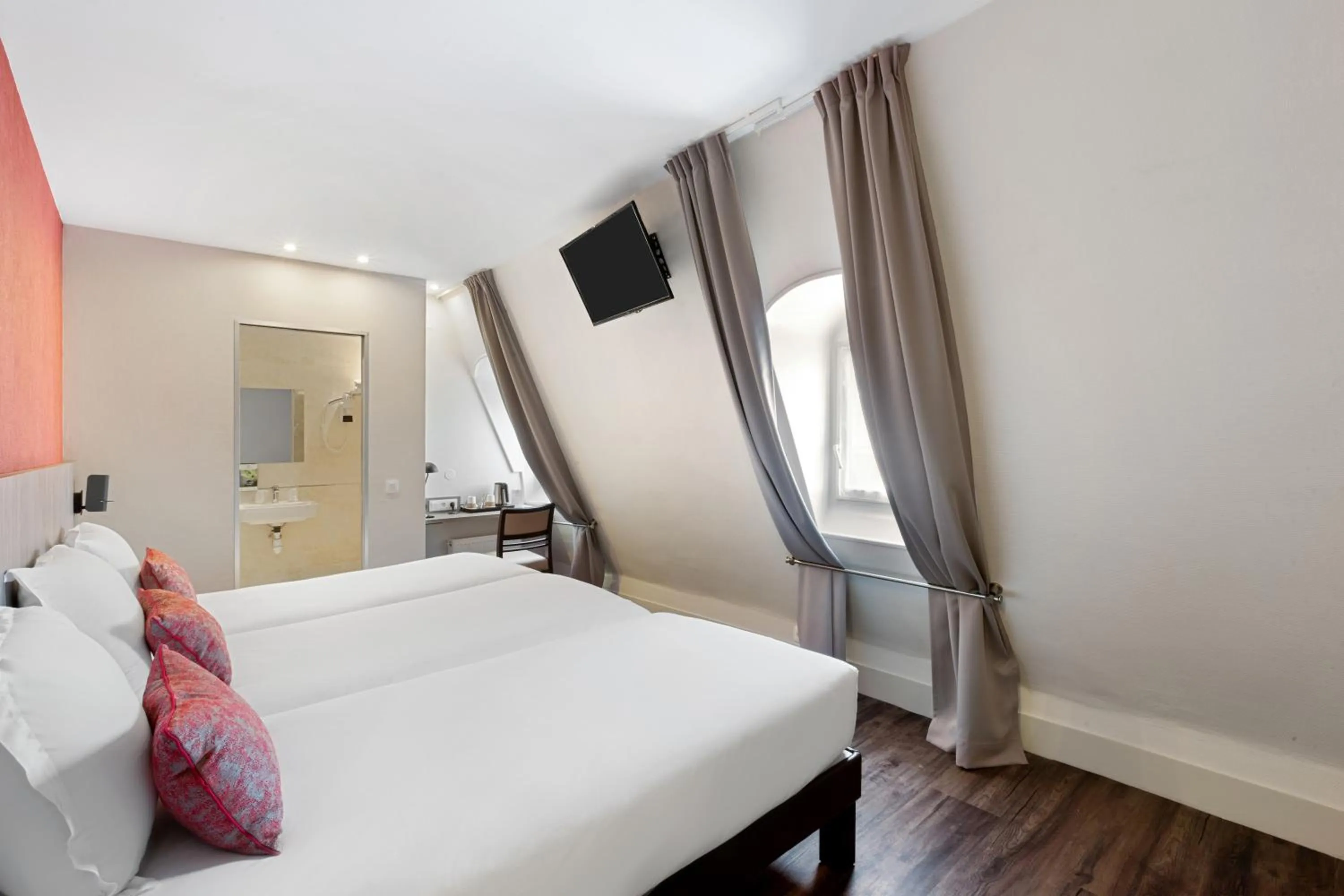 Bed in Sure Hotel by Best Western Paris Gare du Nord