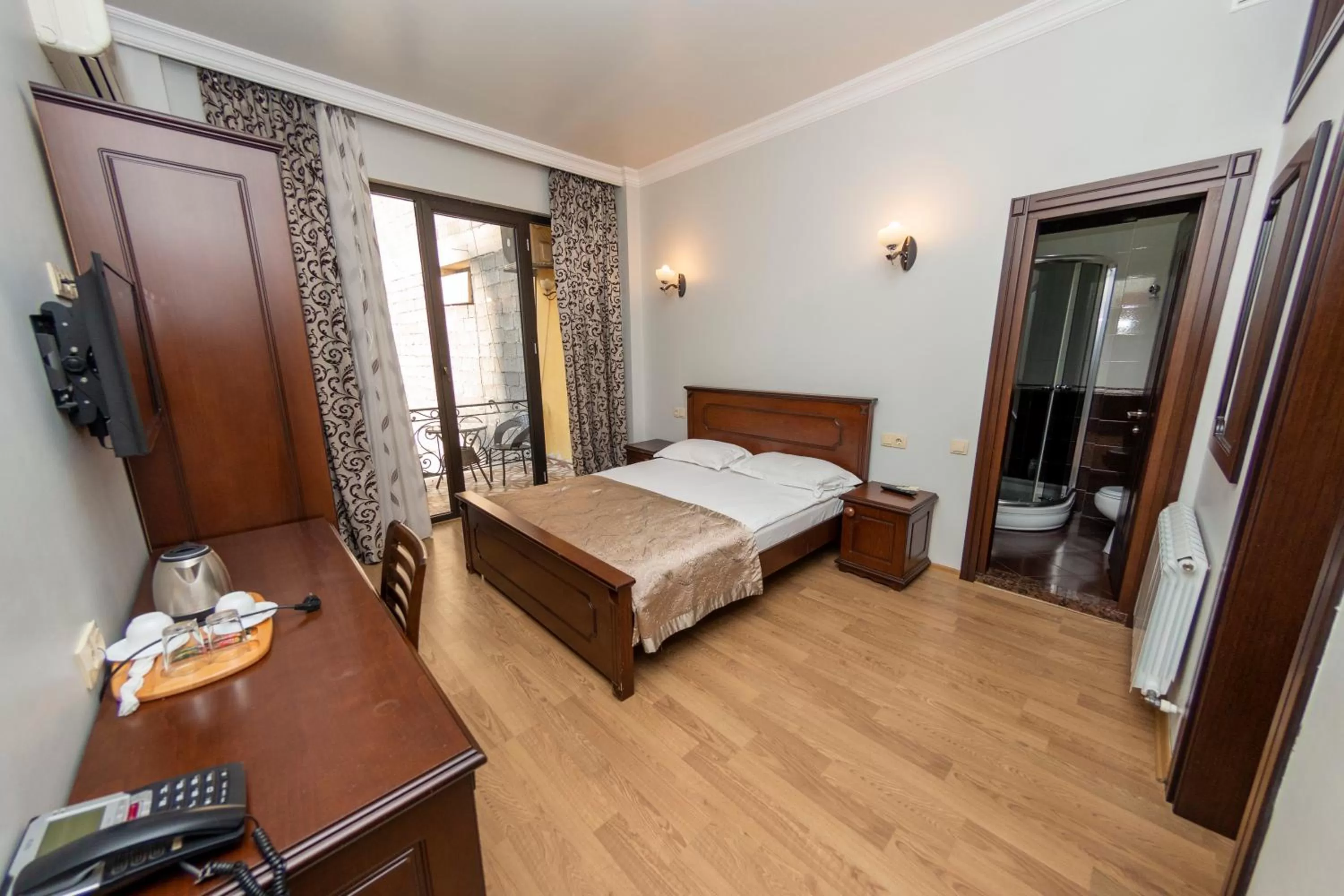 Photo of the whole room, Bed in Eiffel Hotel