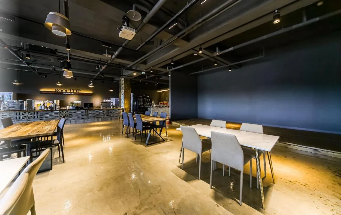 Restaurant/places to eat in CM Park Hotel