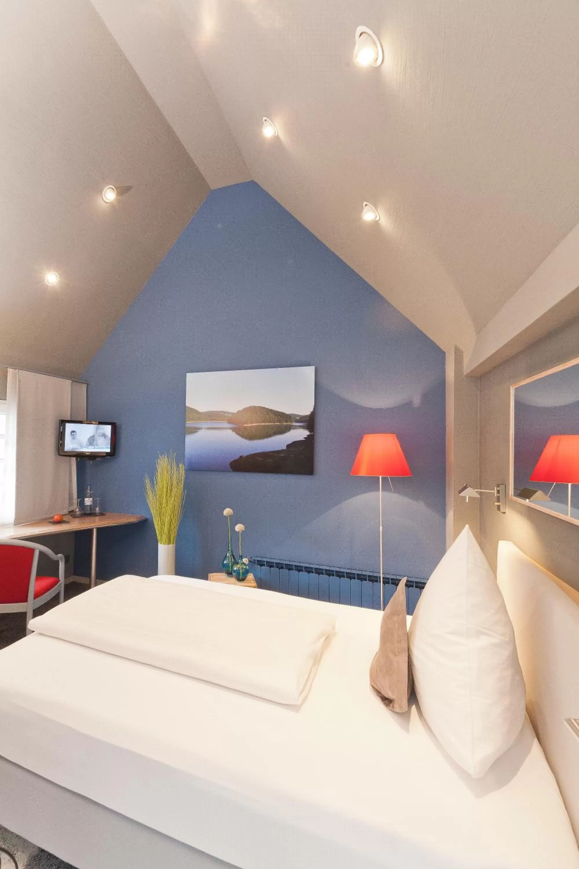 Photo of the whole room, Bed in Malerwinkel Hotel