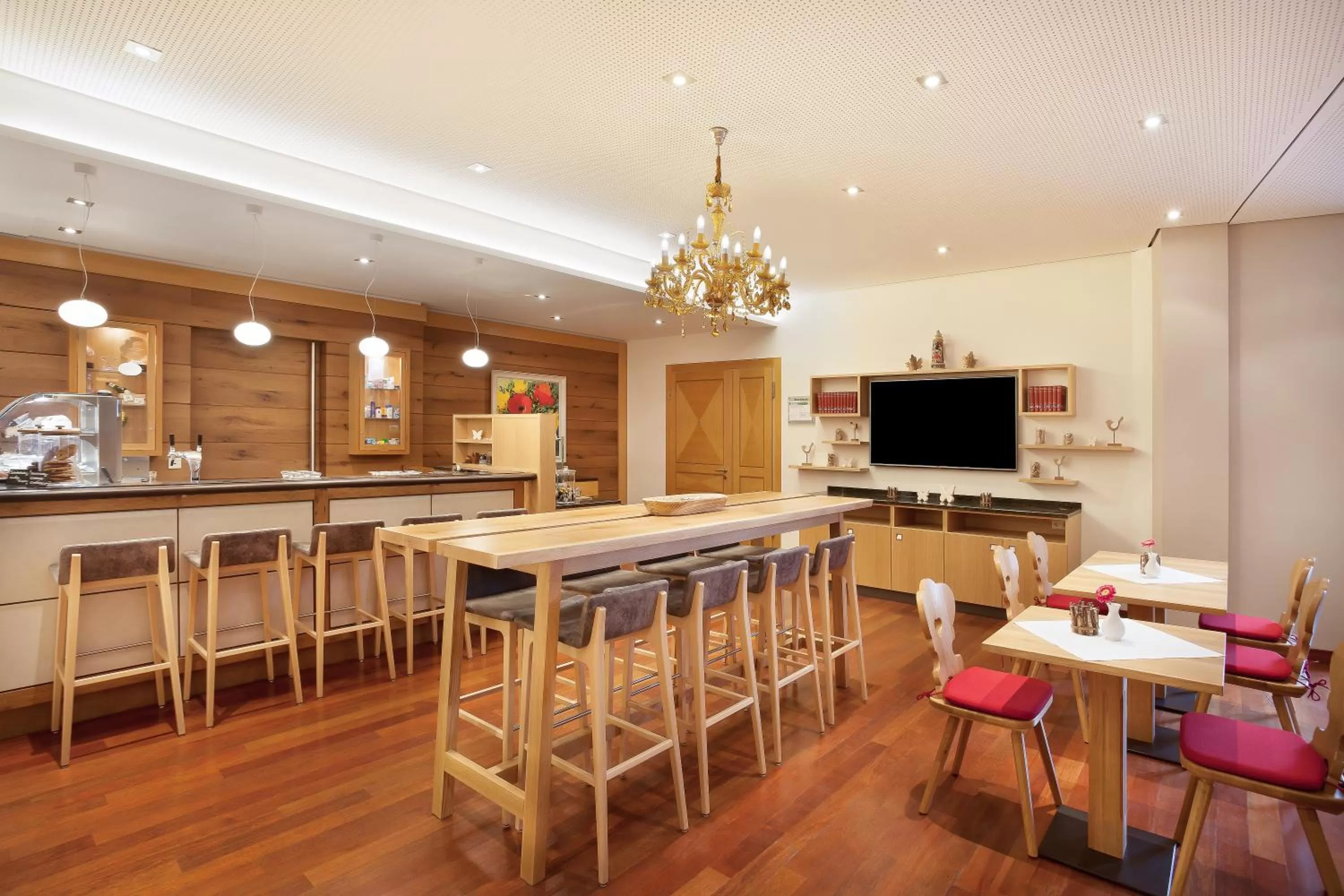 Lounge or bar in Holiday Inn Nürnberg City Centre by IHG