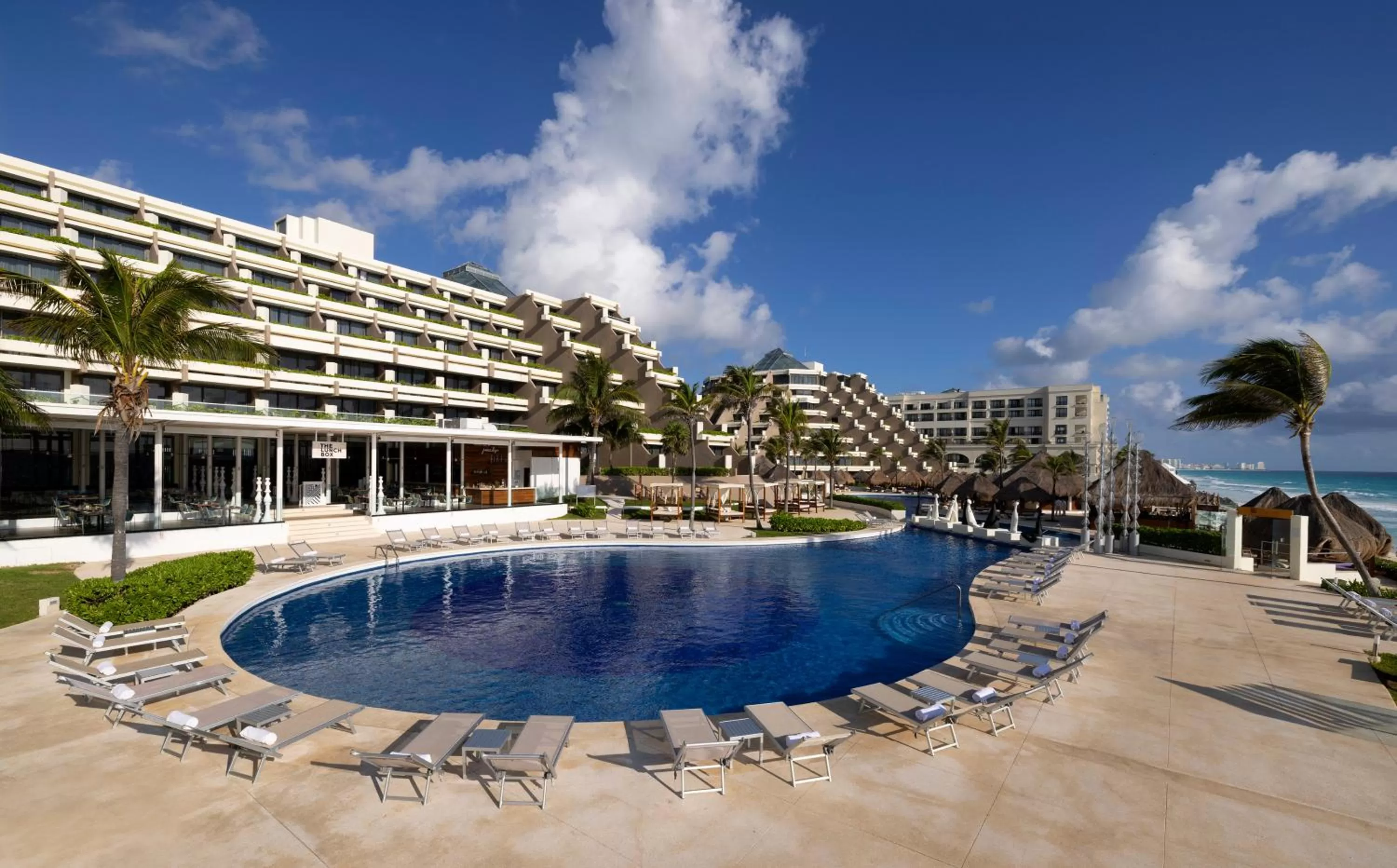 Swimming pool in Paradisus Cancun All Inclusive - Grand Reopening coming soon