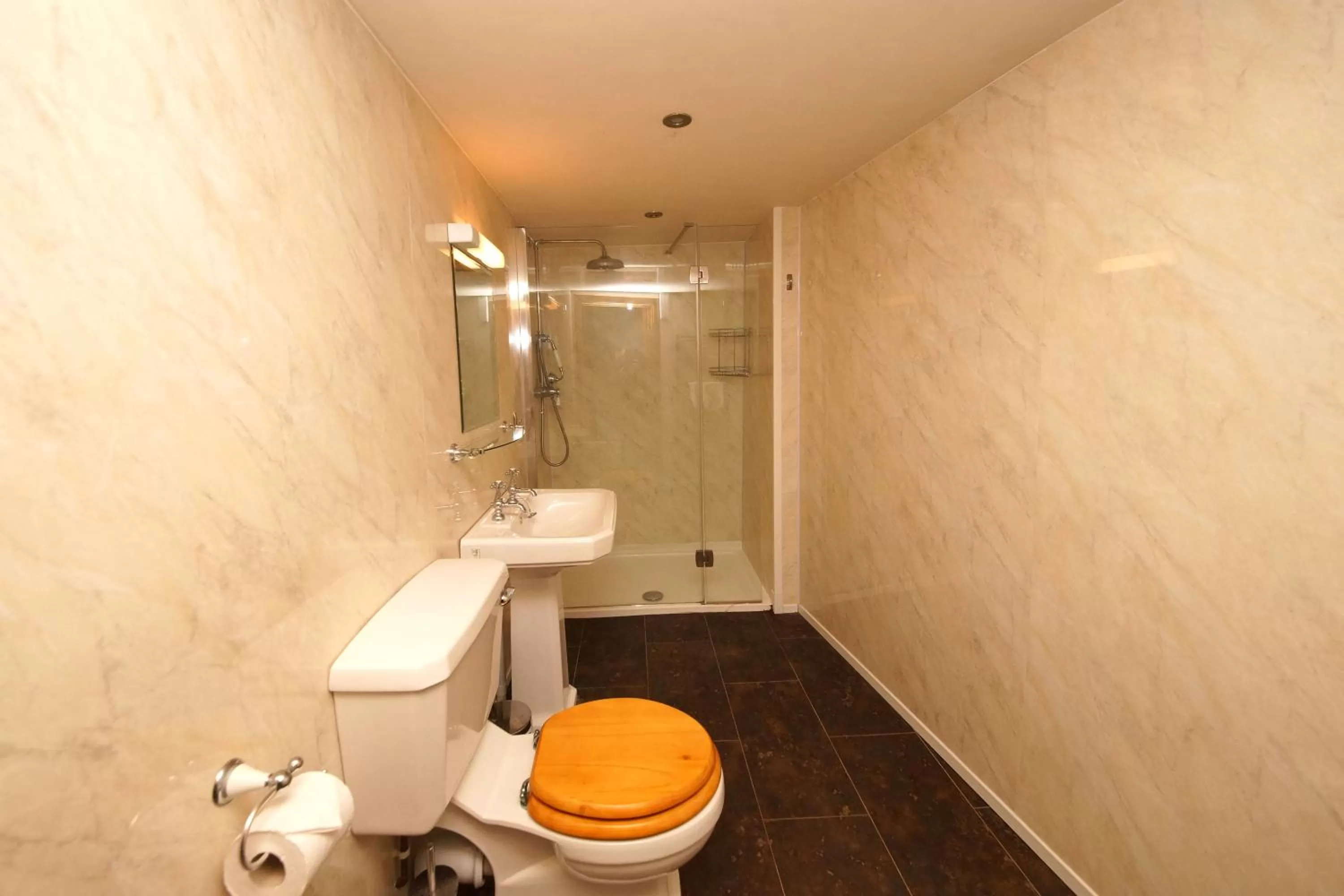 Deluxe King Room in The Green Room