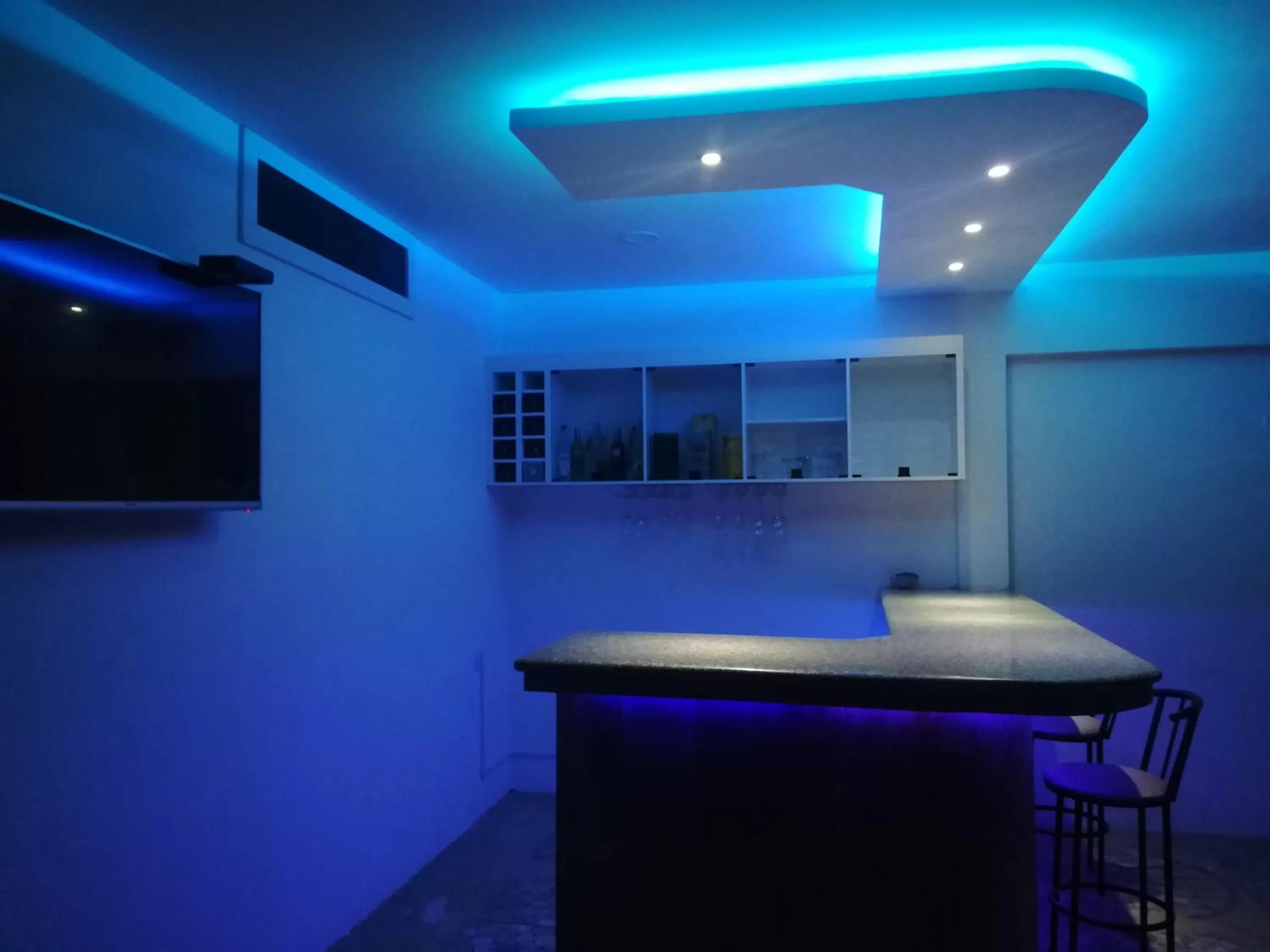 Swimming pool, Kitchen/Kitchenette in Manta Airport Hotel