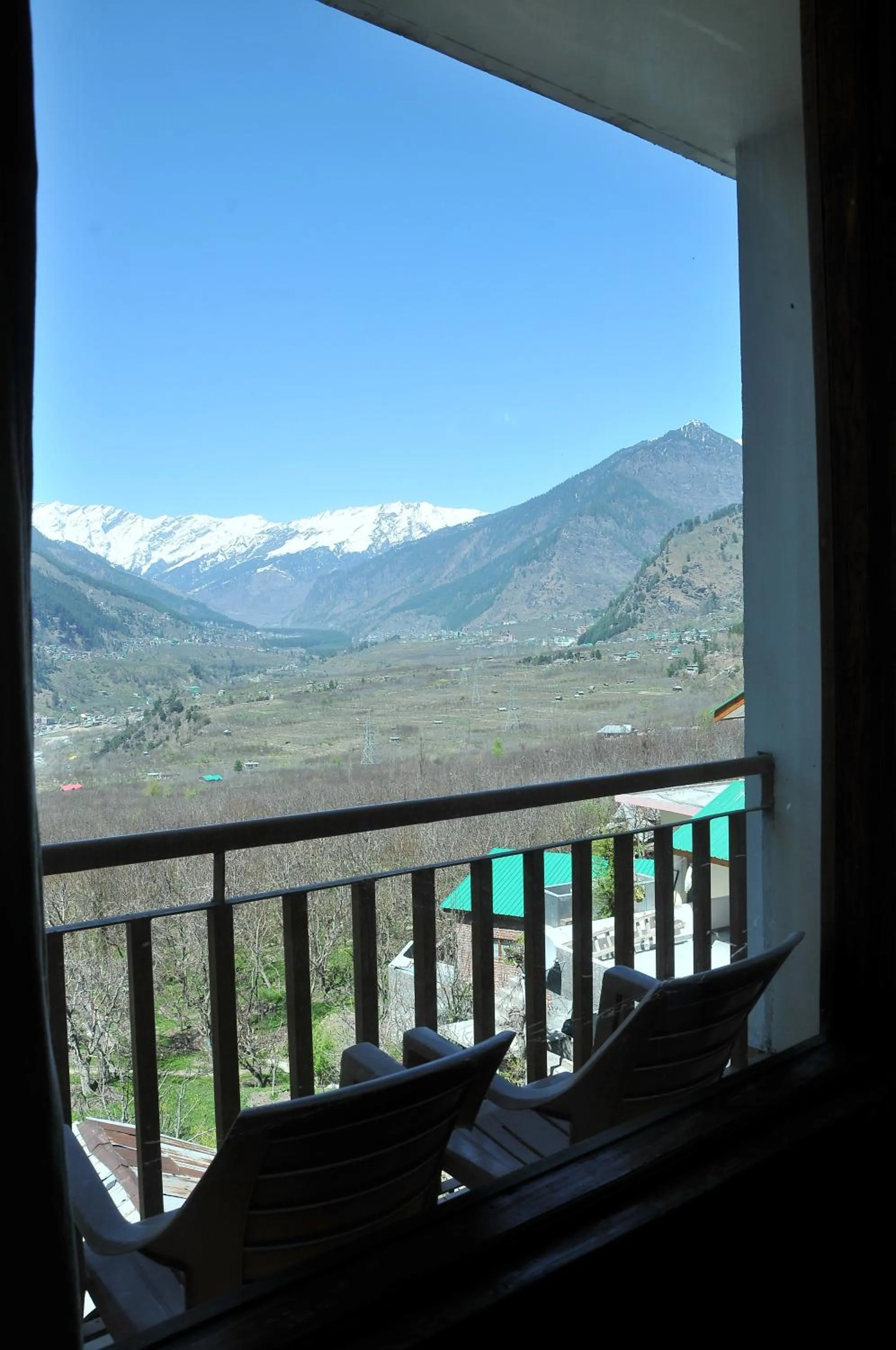 Balcony/Terrace, Mountain View in Sarthak Resorts-Reside in Nature with Best View, 9 kms from Mall Road Manali