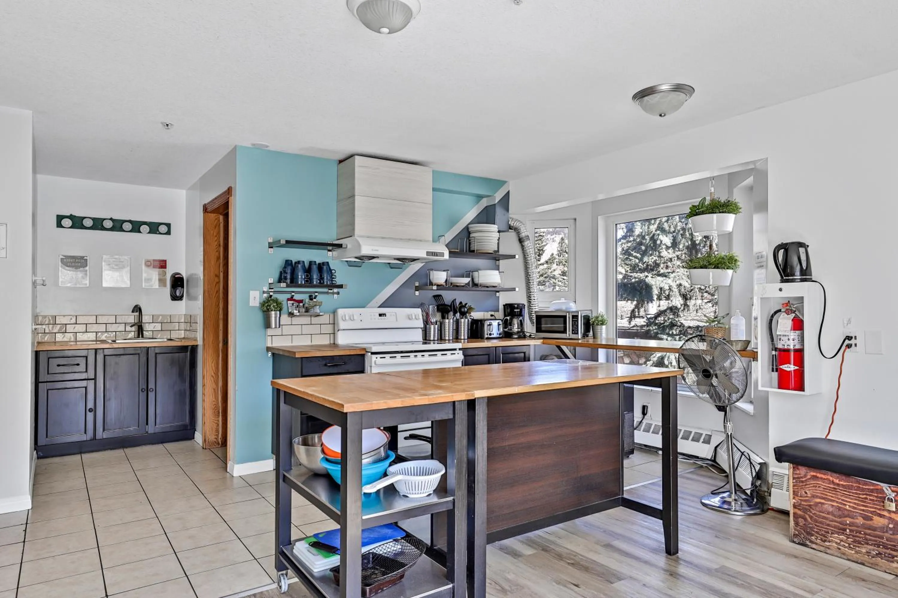 Communal kitchen in Samesun Banff Hostel