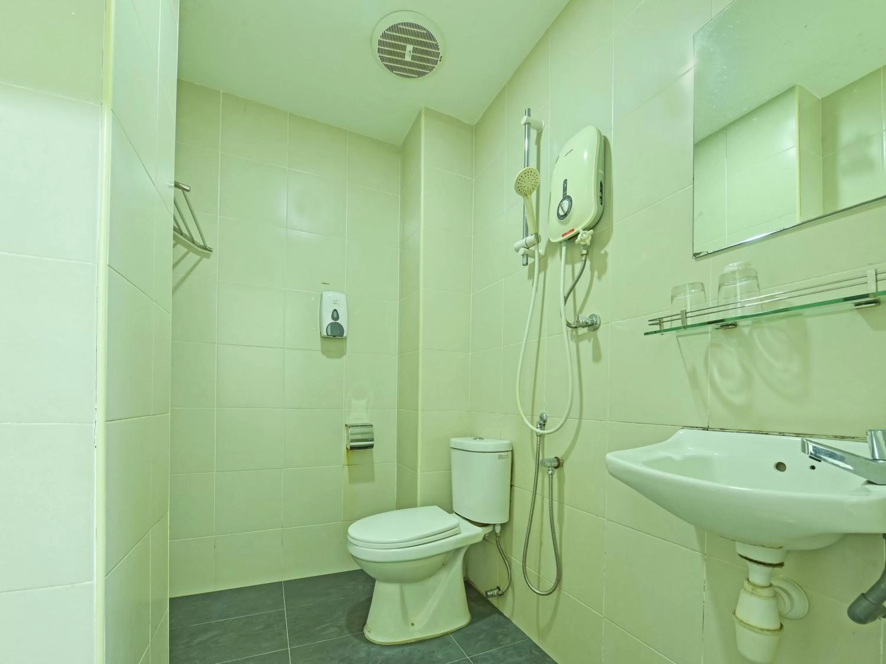 Bathroom in Super OYO Capital O 90545 Ho Hotel