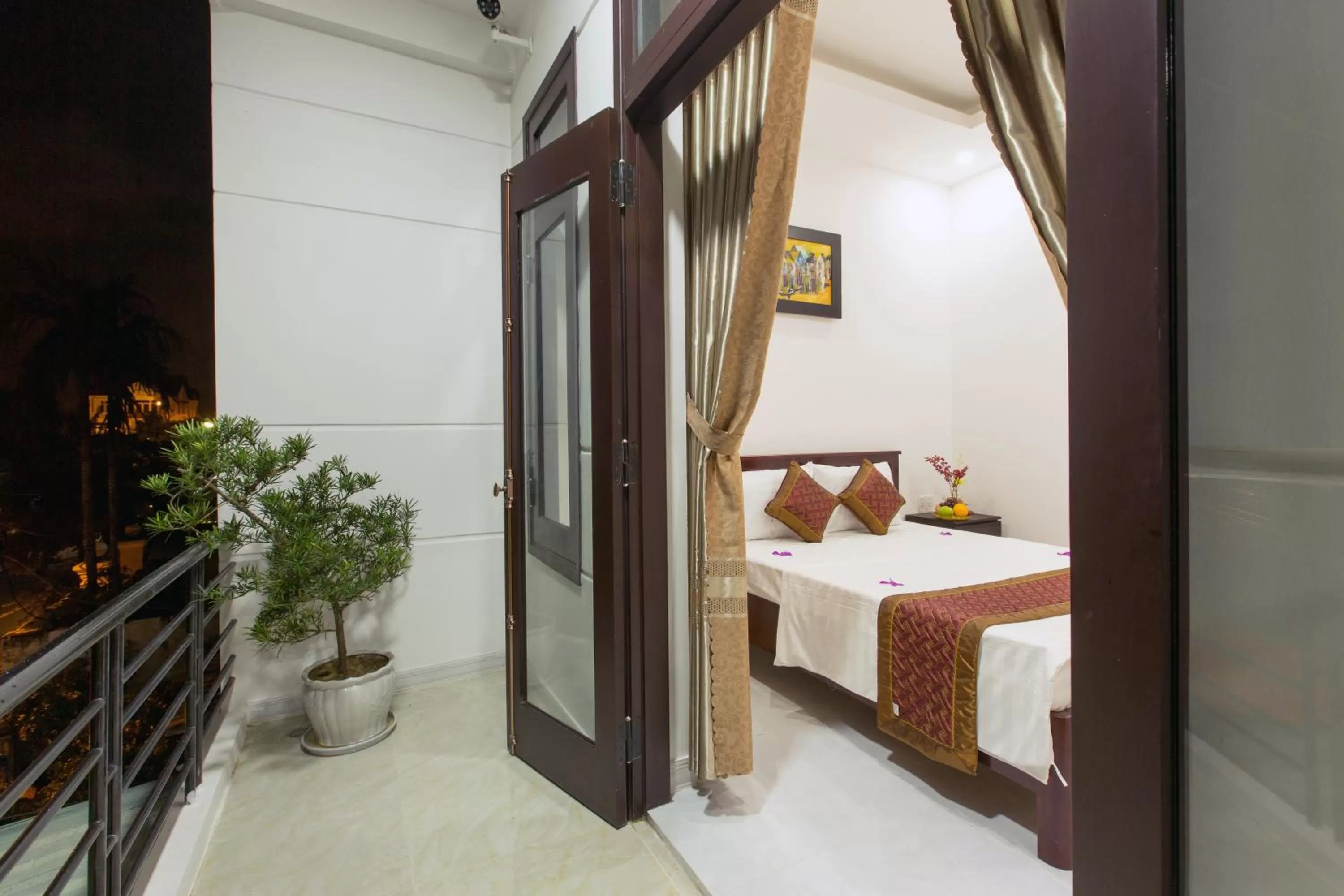 Balcony/Terrace, Bed in Golden Bee Homestay