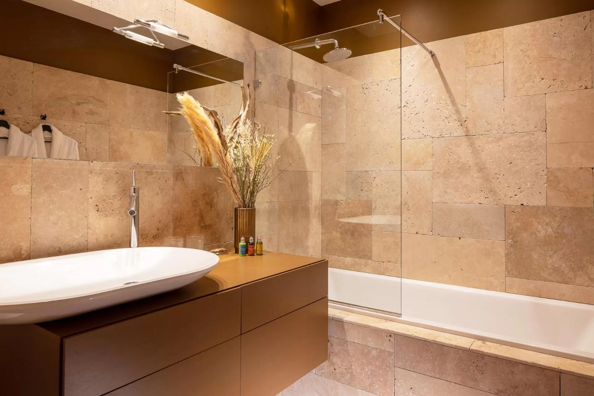 Bathroom in Margaret - Hôtel Chouleur