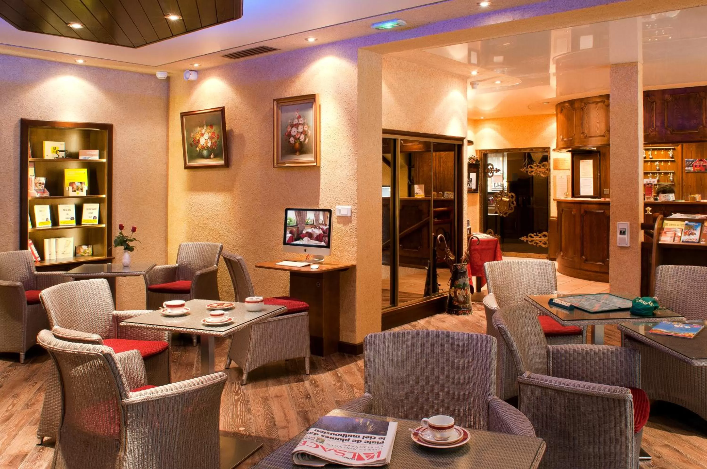 Living room in Logis Hostellerie Motel Au Bois Le Sire