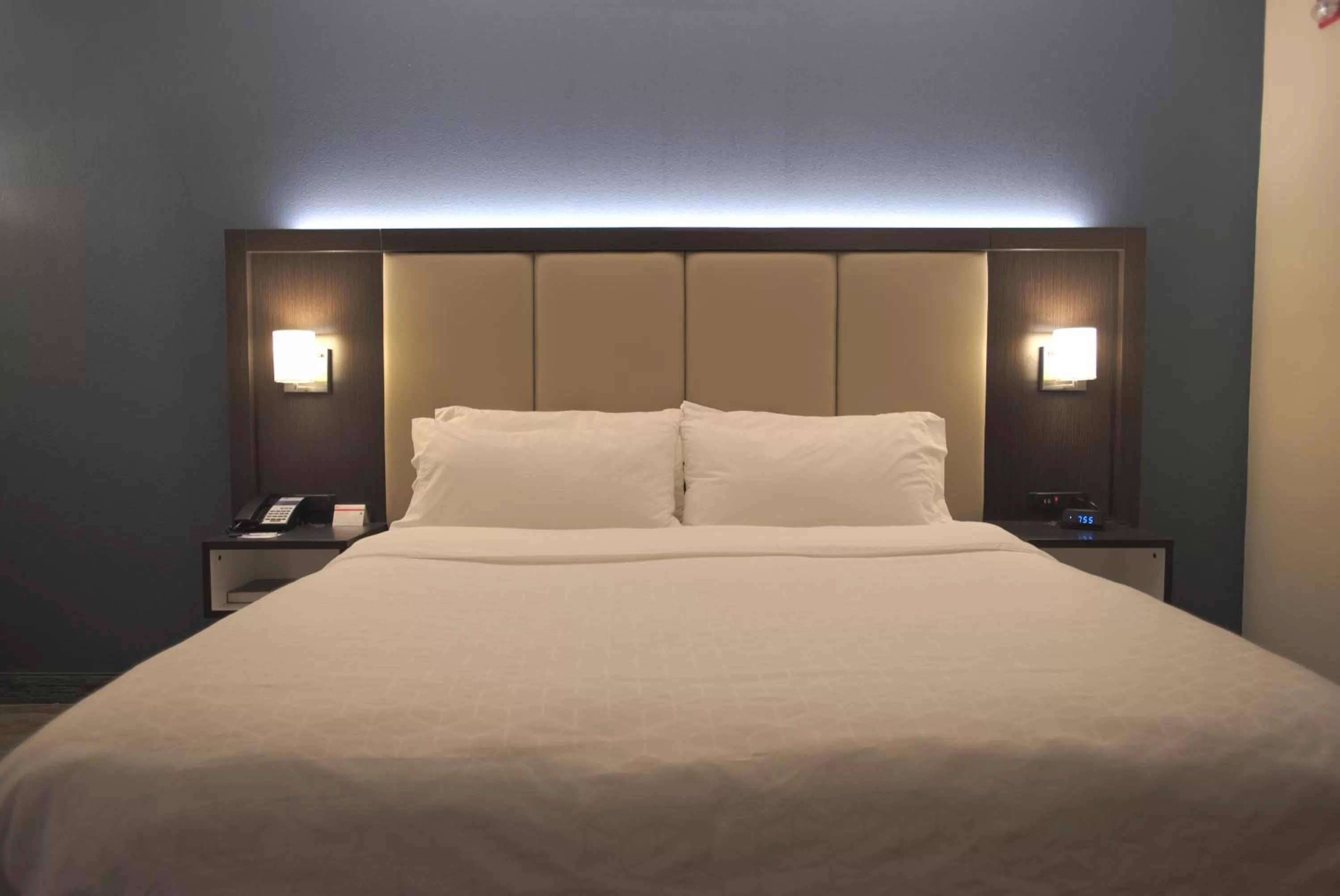 Bed in Holiday Inn Express Anderson I-85 - Exit 27- Highway 81 by IHG