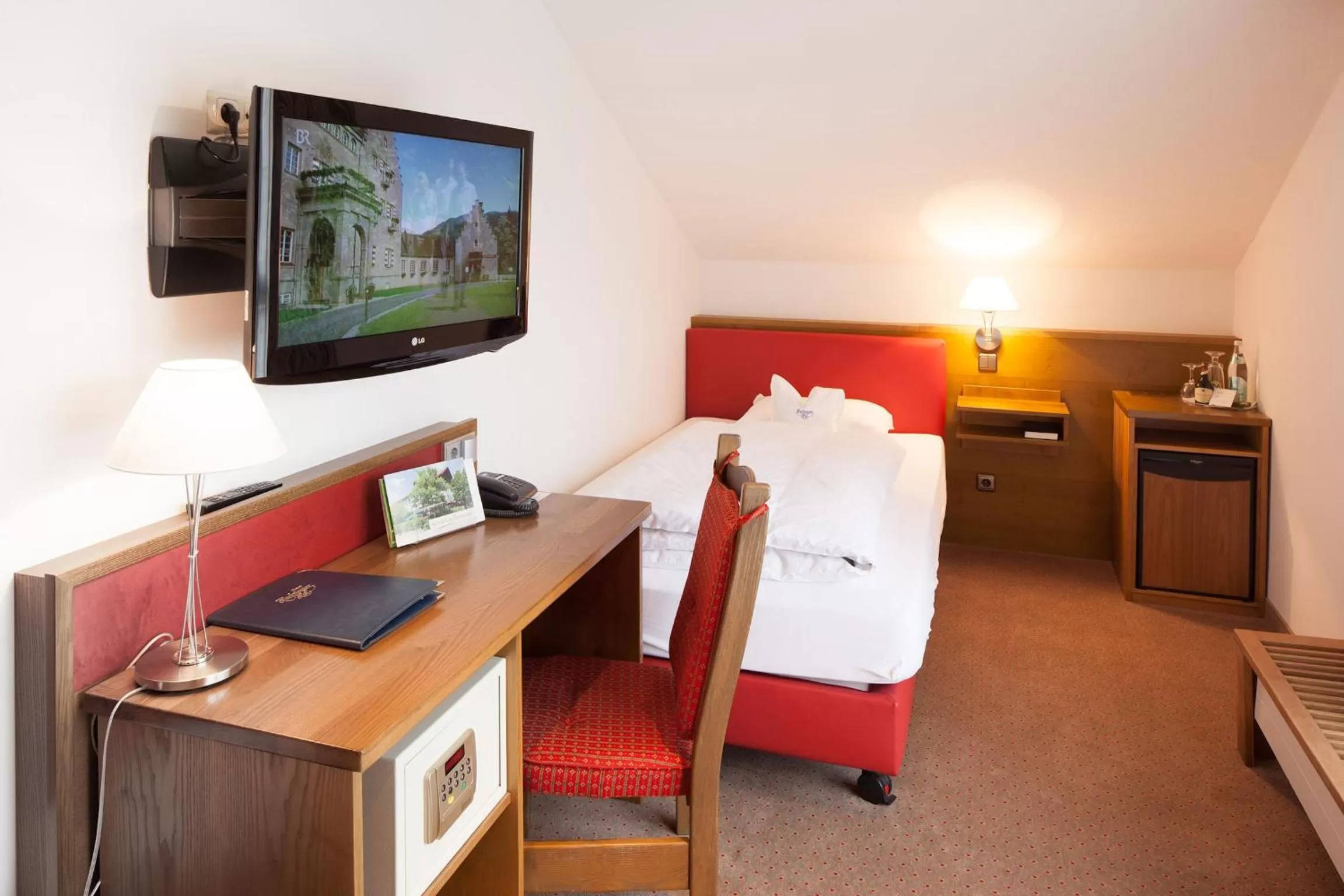 Photo of the whole room, Bed in Hotel Hachinger Hof